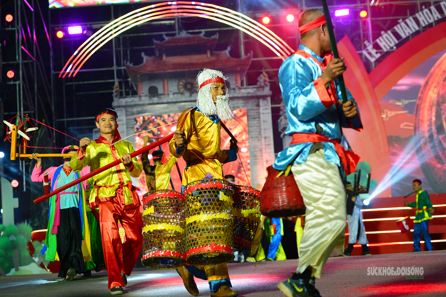 Rực rỡ 'Thanh âm nguồn cội' trong đêm hội đường phố Đất Tổ- Ảnh 10.