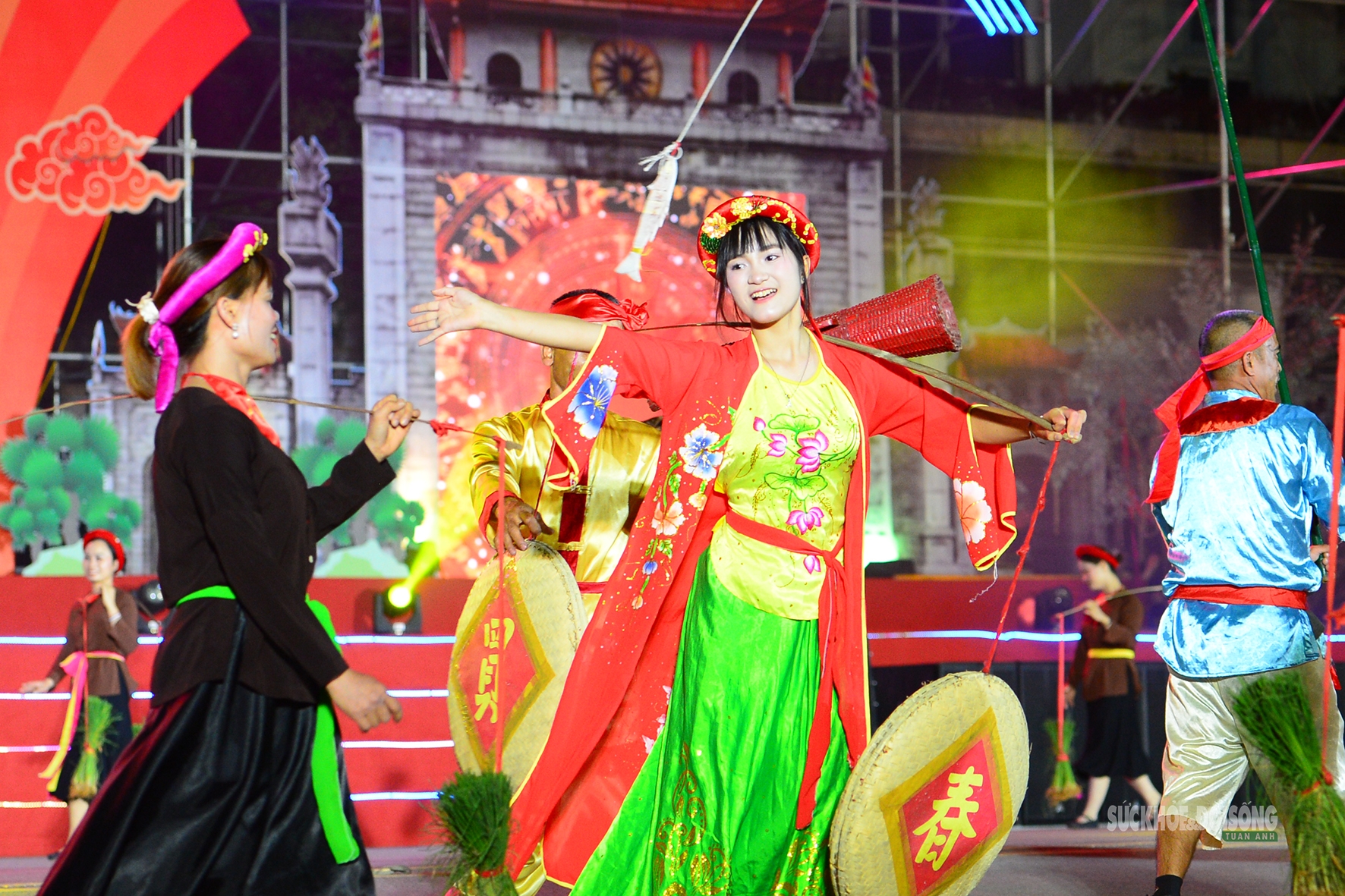 Rực rỡ 'Thanh âm nguồn cội' trong đêm hội đường phố Đất Tổ- Ảnh 6.