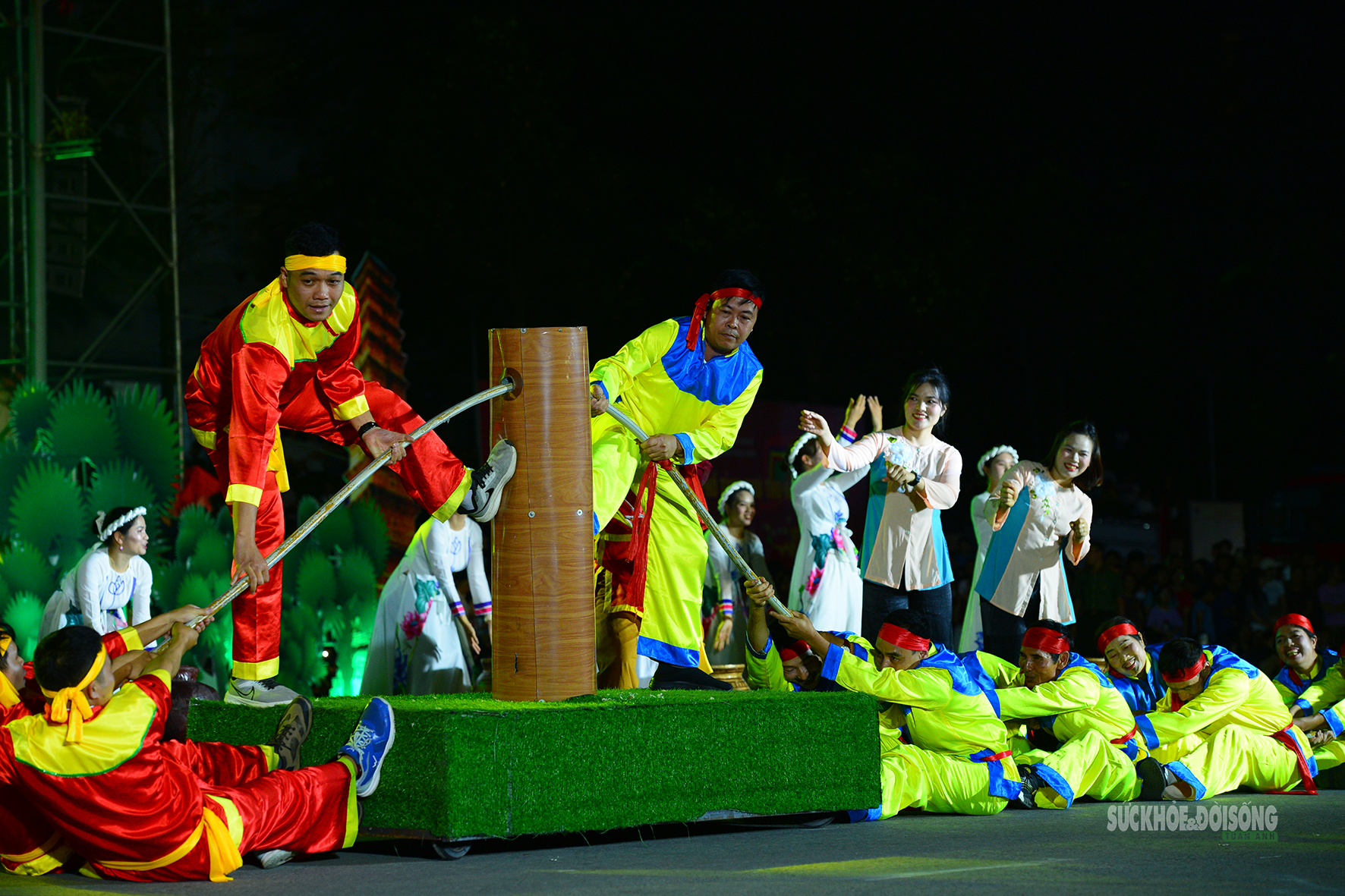 Rực rỡ 'Thanh âm nguồn cội' trong đêm hội đường phố Đất Tổ- Ảnh 13.