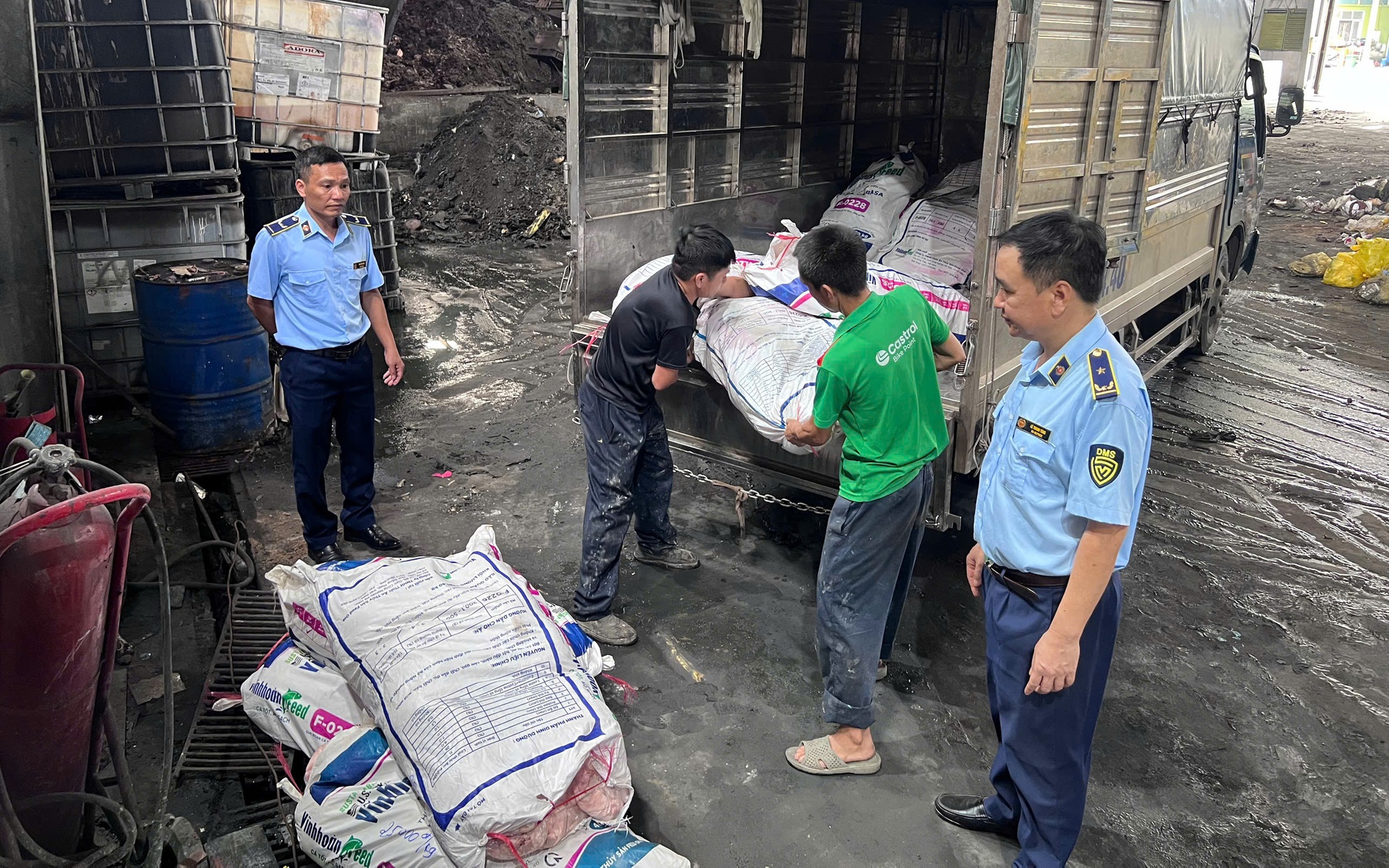Hơn 1 tấn lòng lợn bốc mùi ôi thiu trong ô tô tải- Ảnh 2.