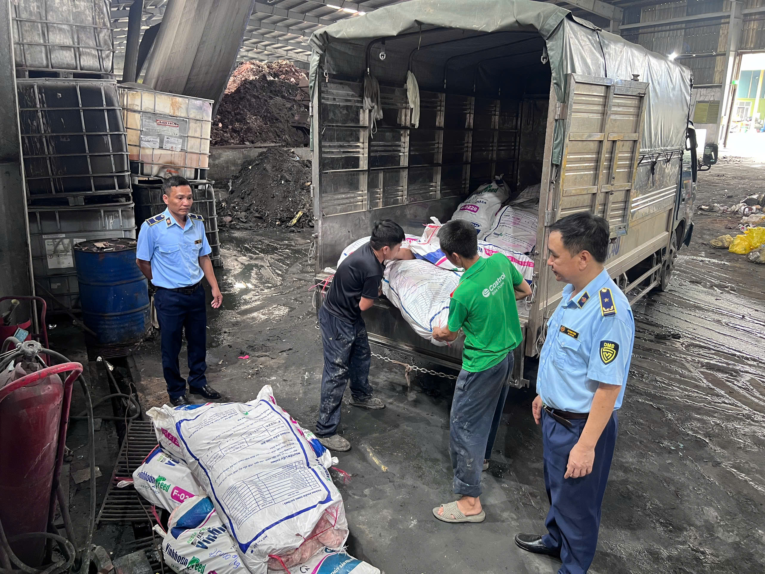 Khám ô tô tải trong đêm, phát hiện hơn 1 tấn mỡ lợn không rõ nguồn gốc- Ảnh 1.