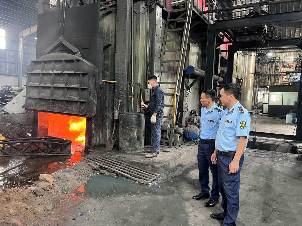 Khám ô tô tải trong đêm, phát hiện hơn 1 tấn mỡ lợn không rõ nguồn gốc- Ảnh 2.