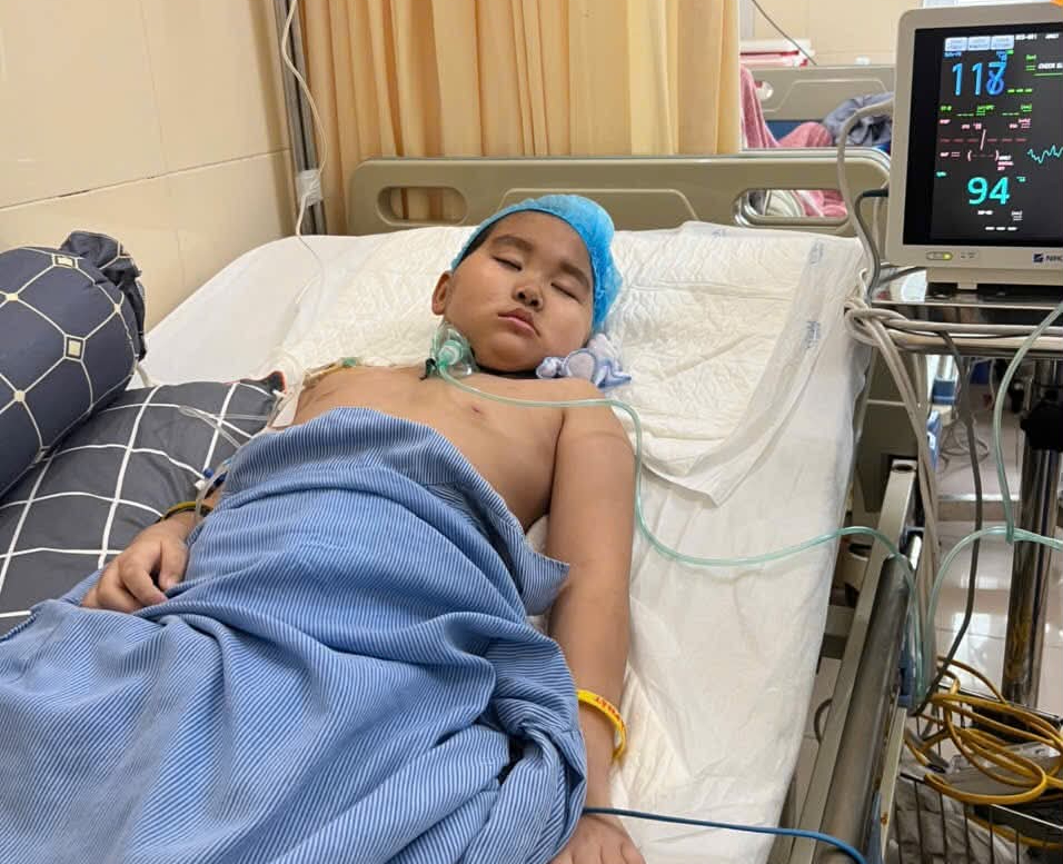 6 ca mổ liên tiếp vẫn chưa qua cửa tử, bé trai 11 tuổi và lời cầu xin của người mẹ đơn thân- Ảnh 2.