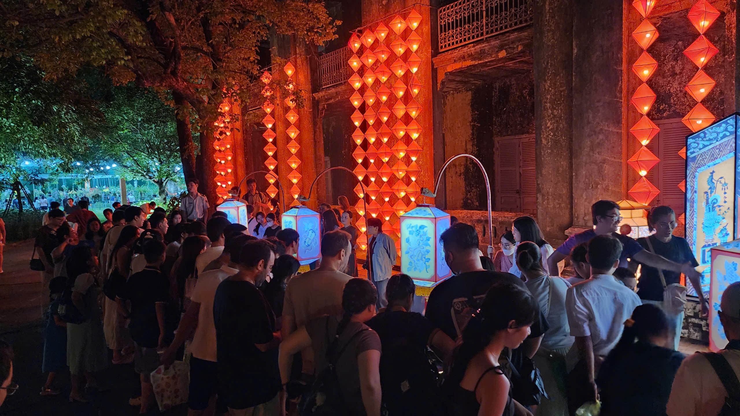 'Biển người' đổ về Đại nội Huế trải nghiệm không gian hoàng cung về đêm- Ảnh 7.