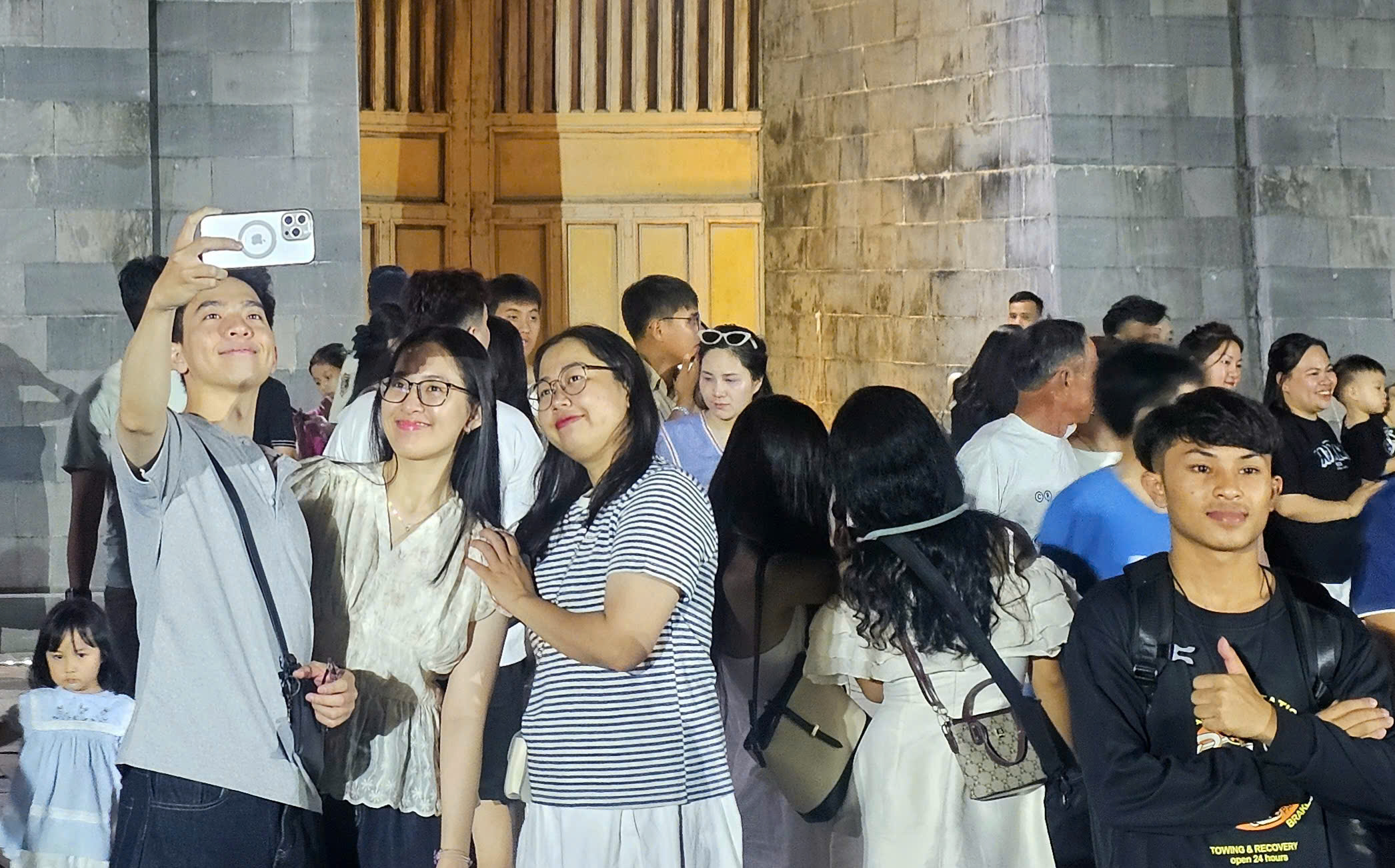 'Biển người' đổ về Đại nội Huế trải nghiệm không gian hoàng cung về đêm- Ảnh 12.