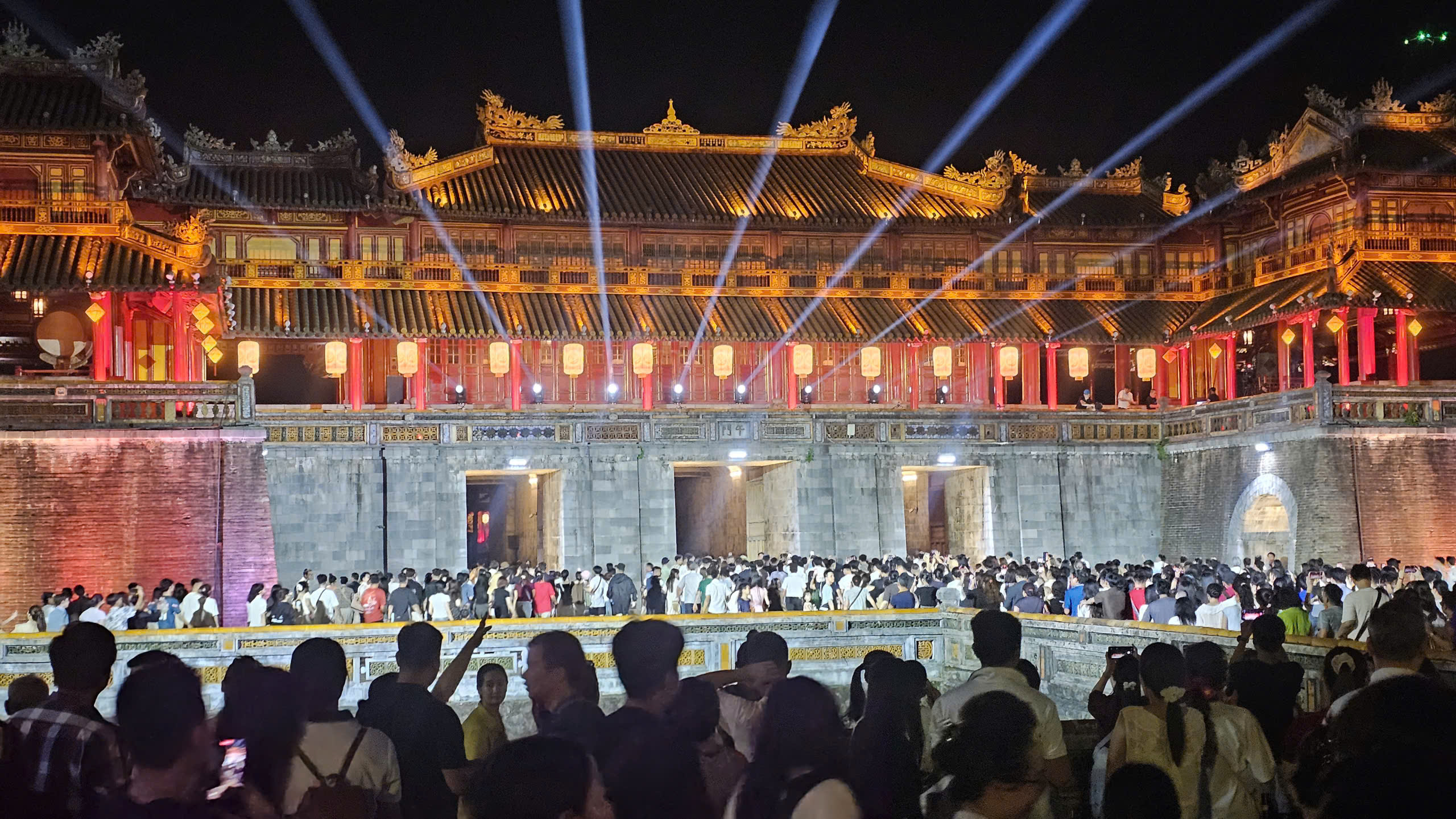 'Biển người' đổ về Đại nội Huế trải nghiệm không gian hoàng cung về đêm- Ảnh 2.