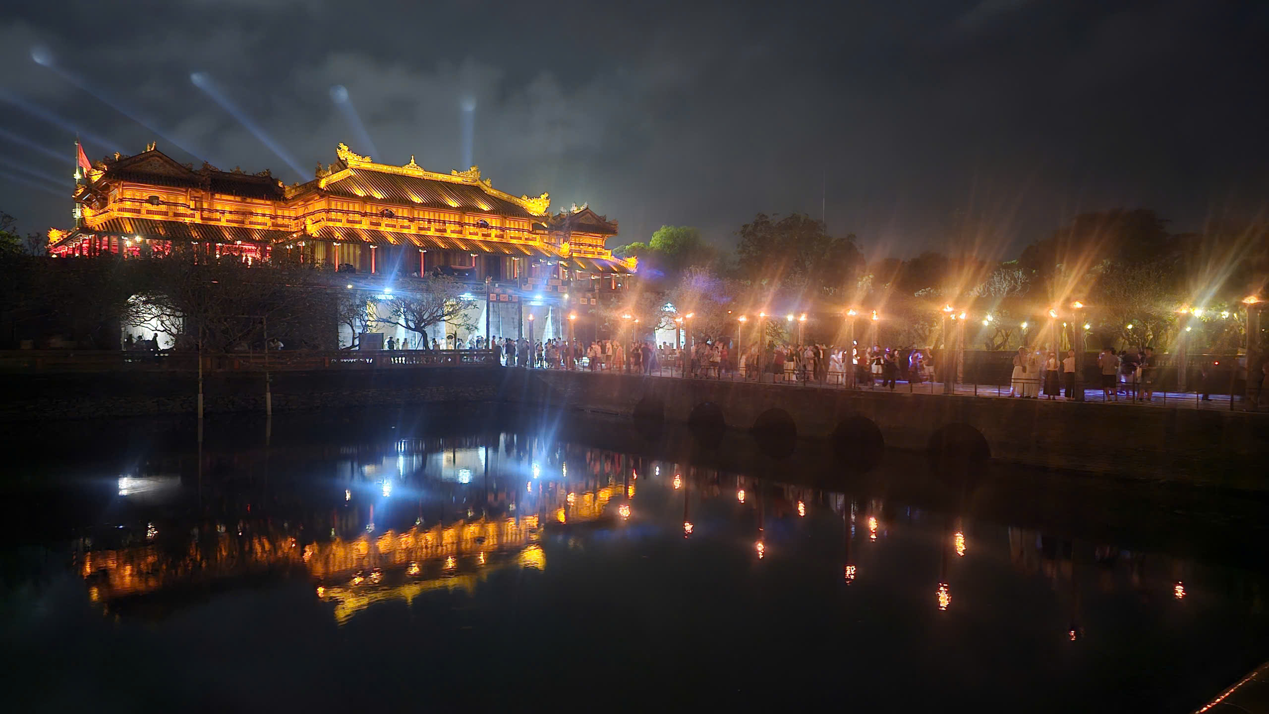 'Biển người' đổ về Đại nội Huế trải nghiệm không gian hoàng cung về đêm- Ảnh 13.