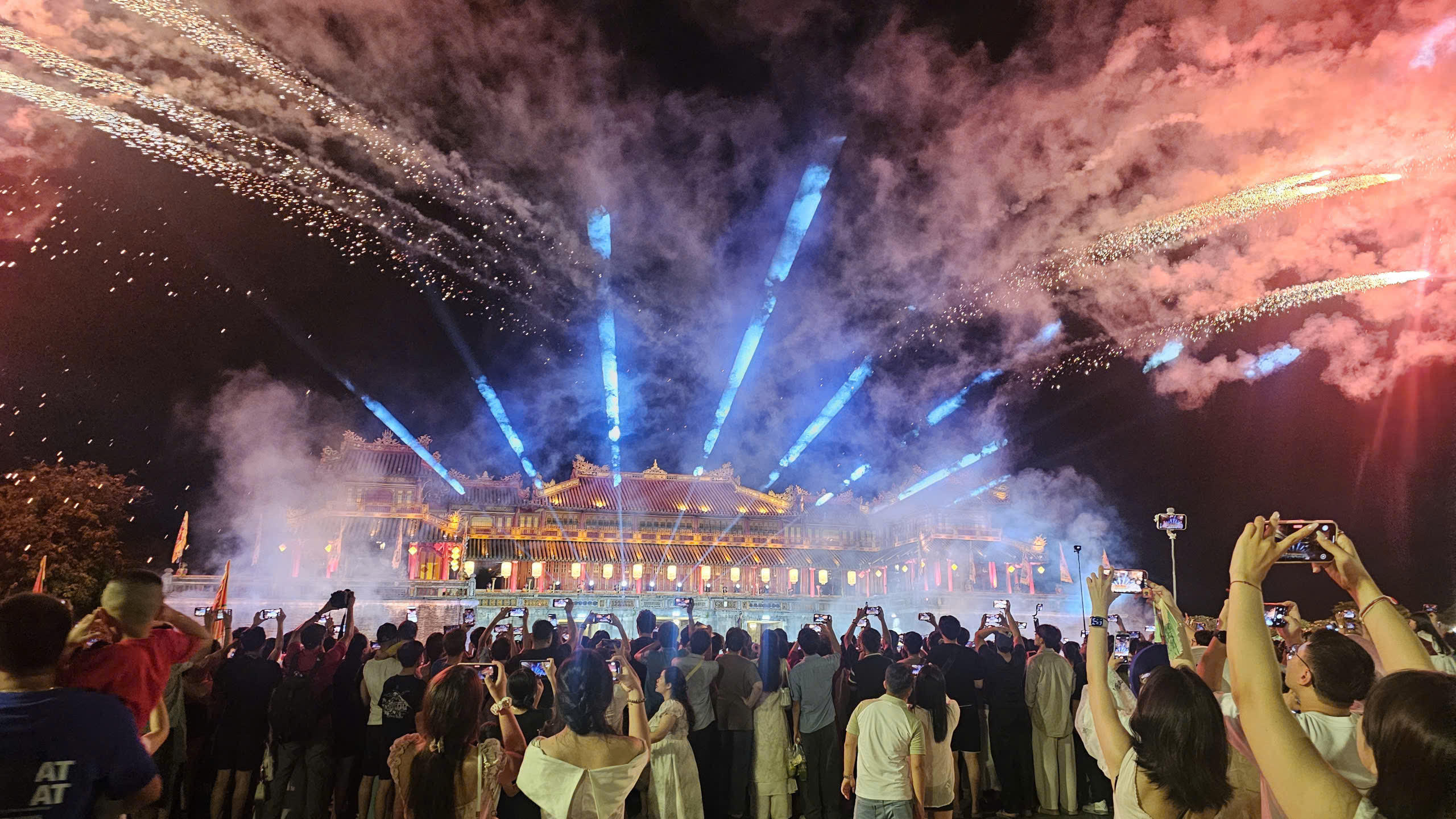 'Biển người' đổ về Đại nội Huế trải nghiệm không gian hoàng cung về đêm- Ảnh 1.