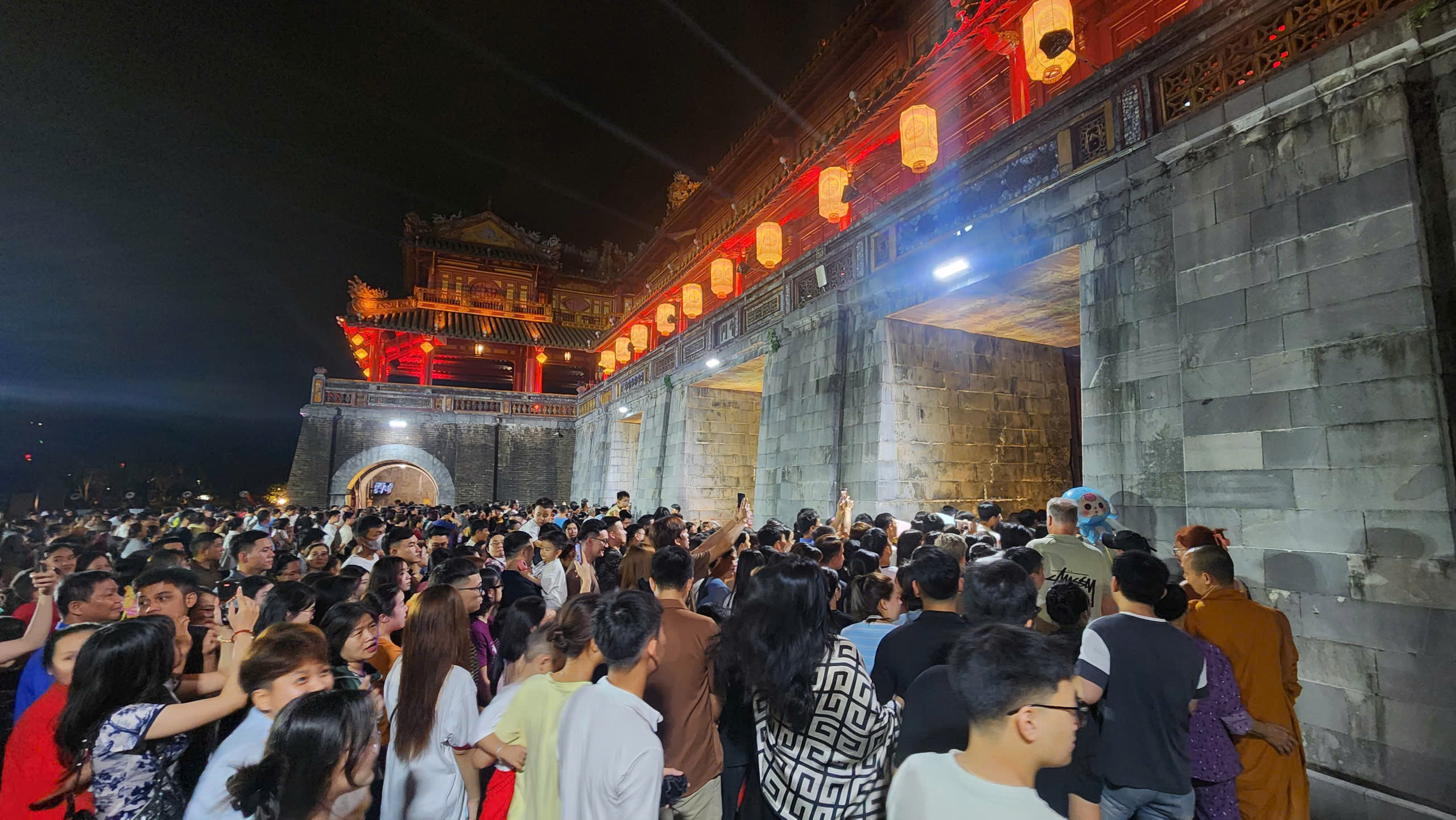 'Biển người' đổ về Đại nội Huế trải nghiệm không gian hoàng cung về đêm- Ảnh 3.