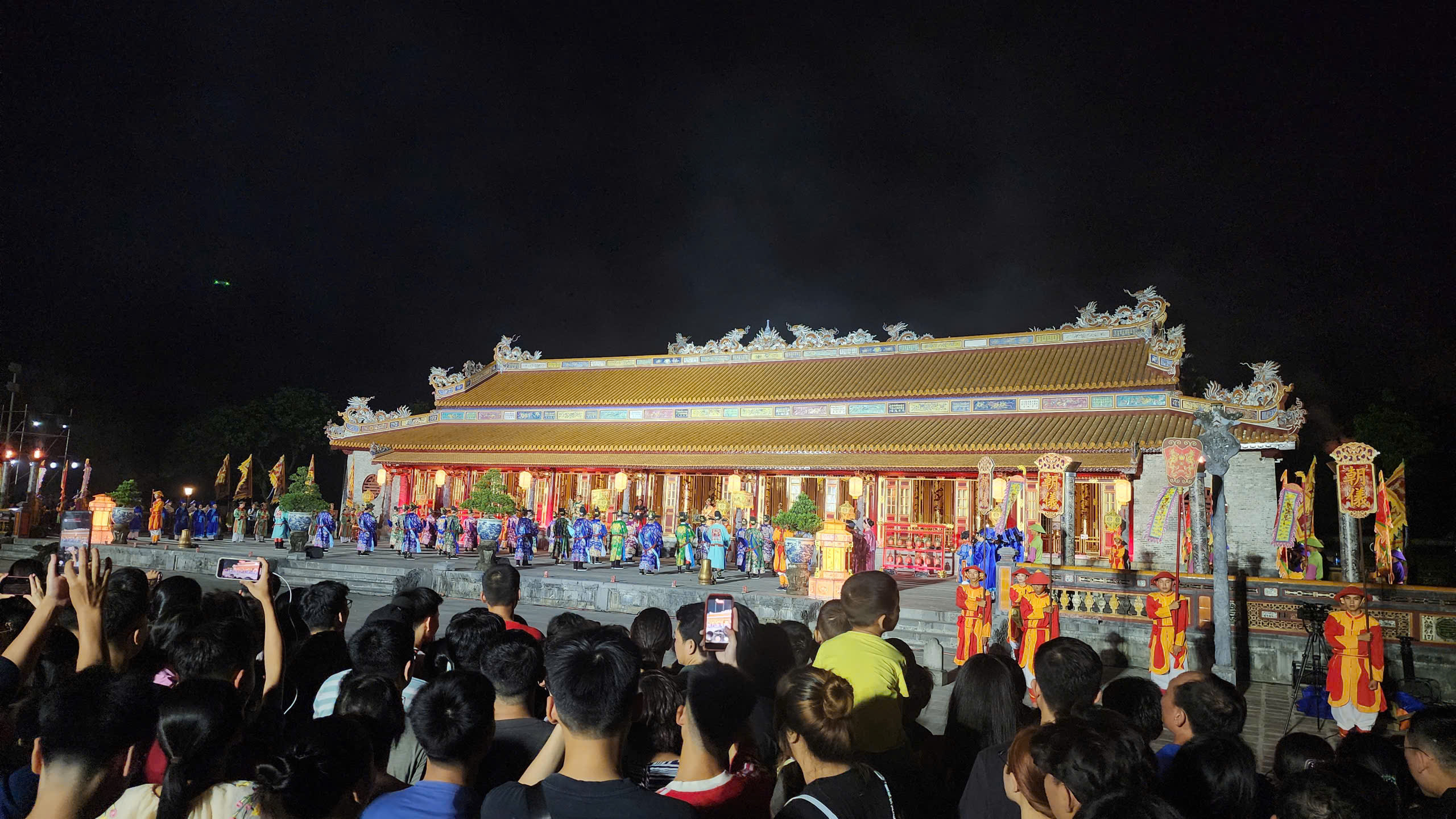 'Biển người' đổ về Đại nội Huế trải nghiệm không gian hoàng cung về đêm- Ảnh 4.