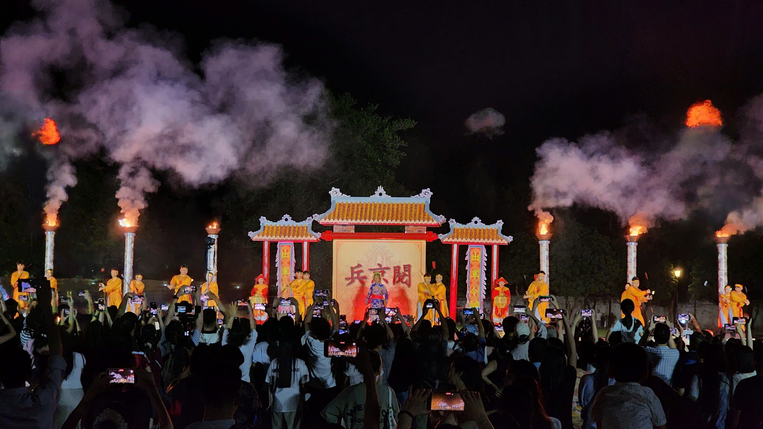 'Biển người' đổ về Đại nội Huế trải nghiệm không gian hoàng cung về đêm- Ảnh 5.