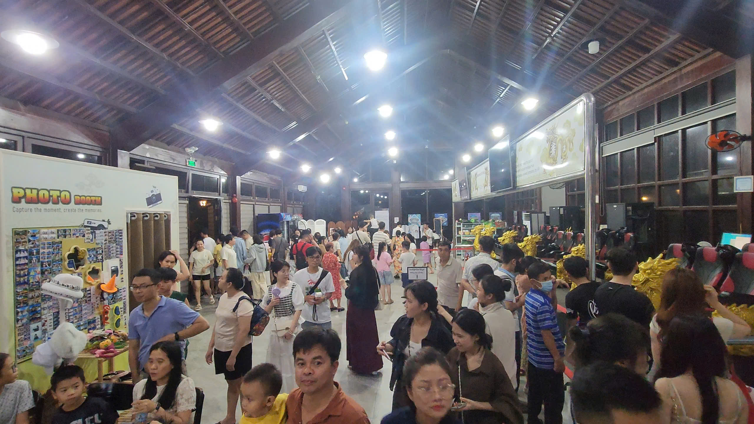 'Biển người' đổ về Đại nội Huế trải nghiệm không gian hoàng cung về đêm- Ảnh 8.