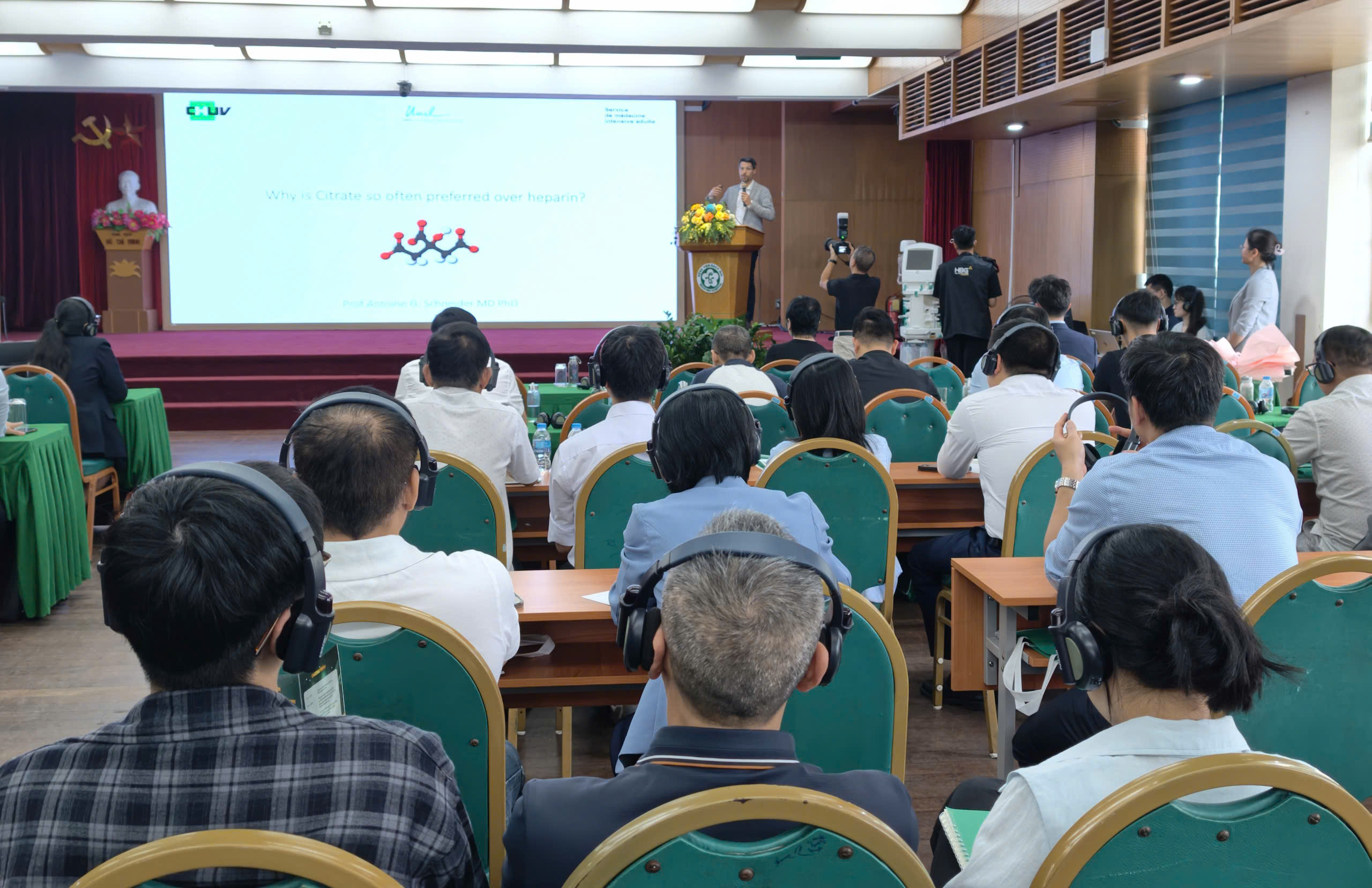 Nhiều bệnh nhân hồi sức nguy cơ suy thận, lọc máu liên tục cần làm sớm, không chờ 'giai đoạn muộn'- Ảnh 2.