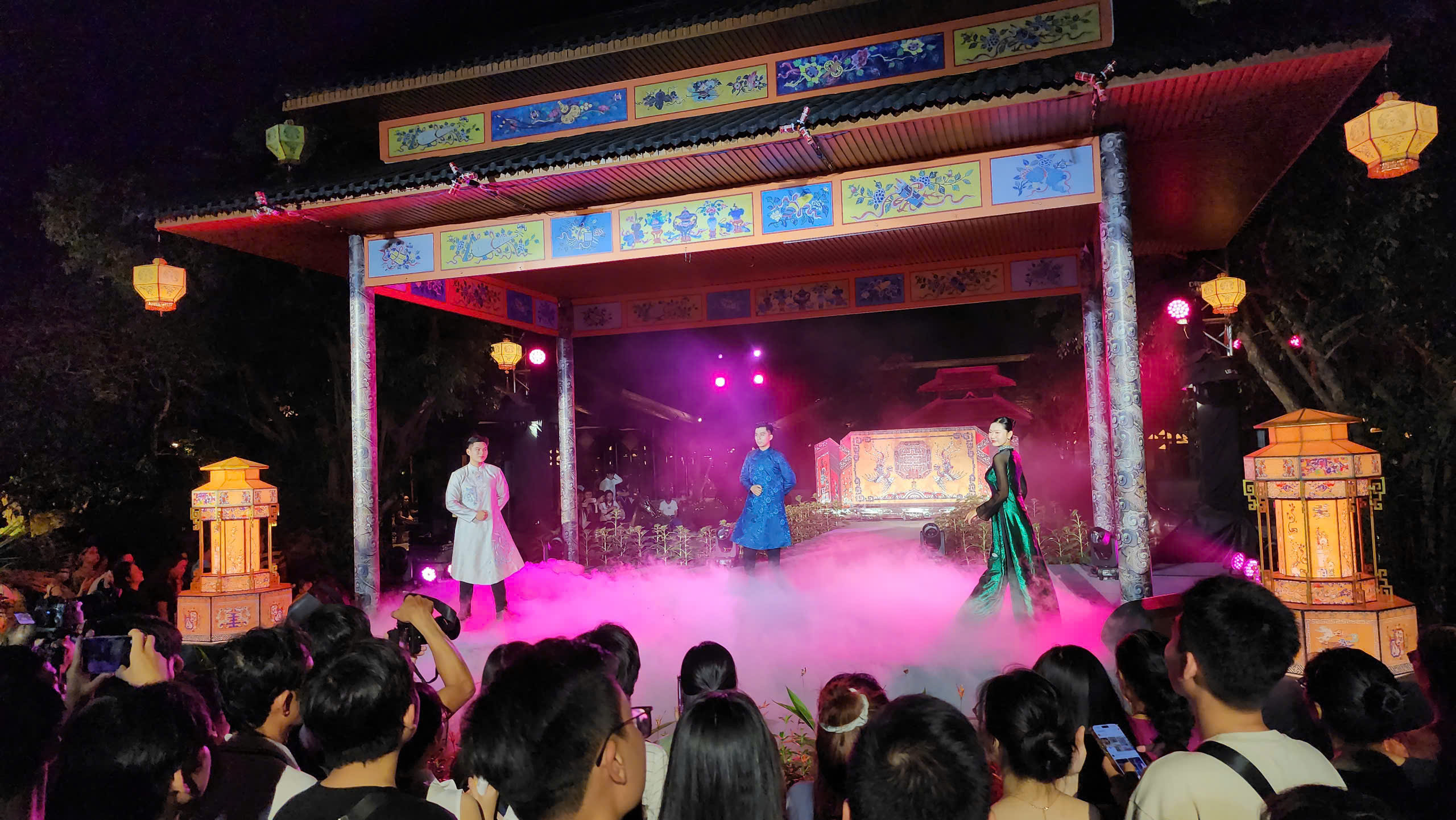 'Biển người' đổ về Đại nội Huế trải nghiệm không gian hoàng cung về đêm- Ảnh 6.