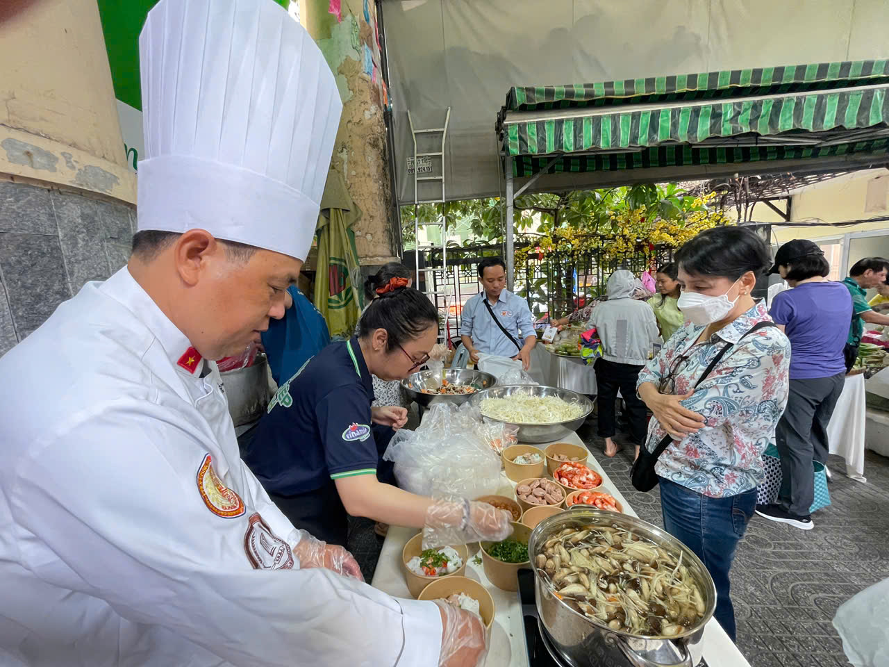 TP Hồ Chí Minh: Sức mua tăng mạnh trước lễ 30/4 - 1/5- Ảnh 4.