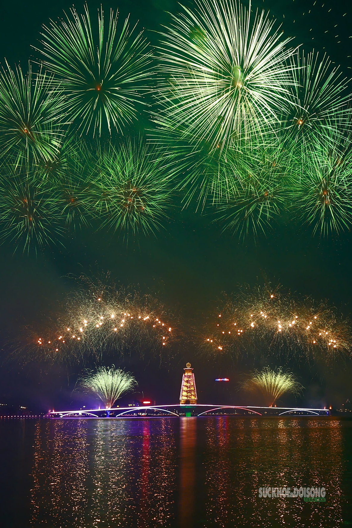 Pháo hoa rực sáng hồ Văn Lang, biển người reo vui trong đêm hội Đất Tổ- Ảnh 8.