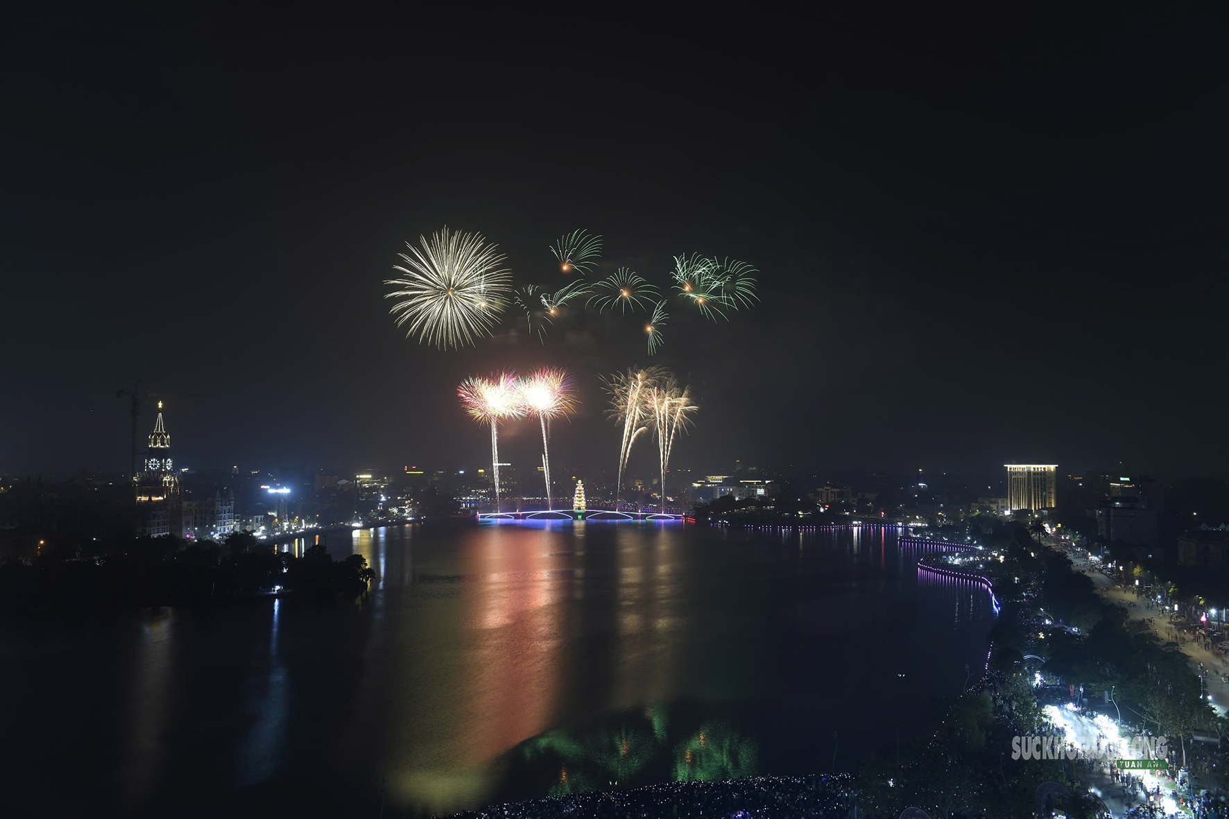 Pháo hoa rực sáng hồ Văn Lang, biển người reo vui trong đêm hội Đất Tổ- Ảnh 12.
