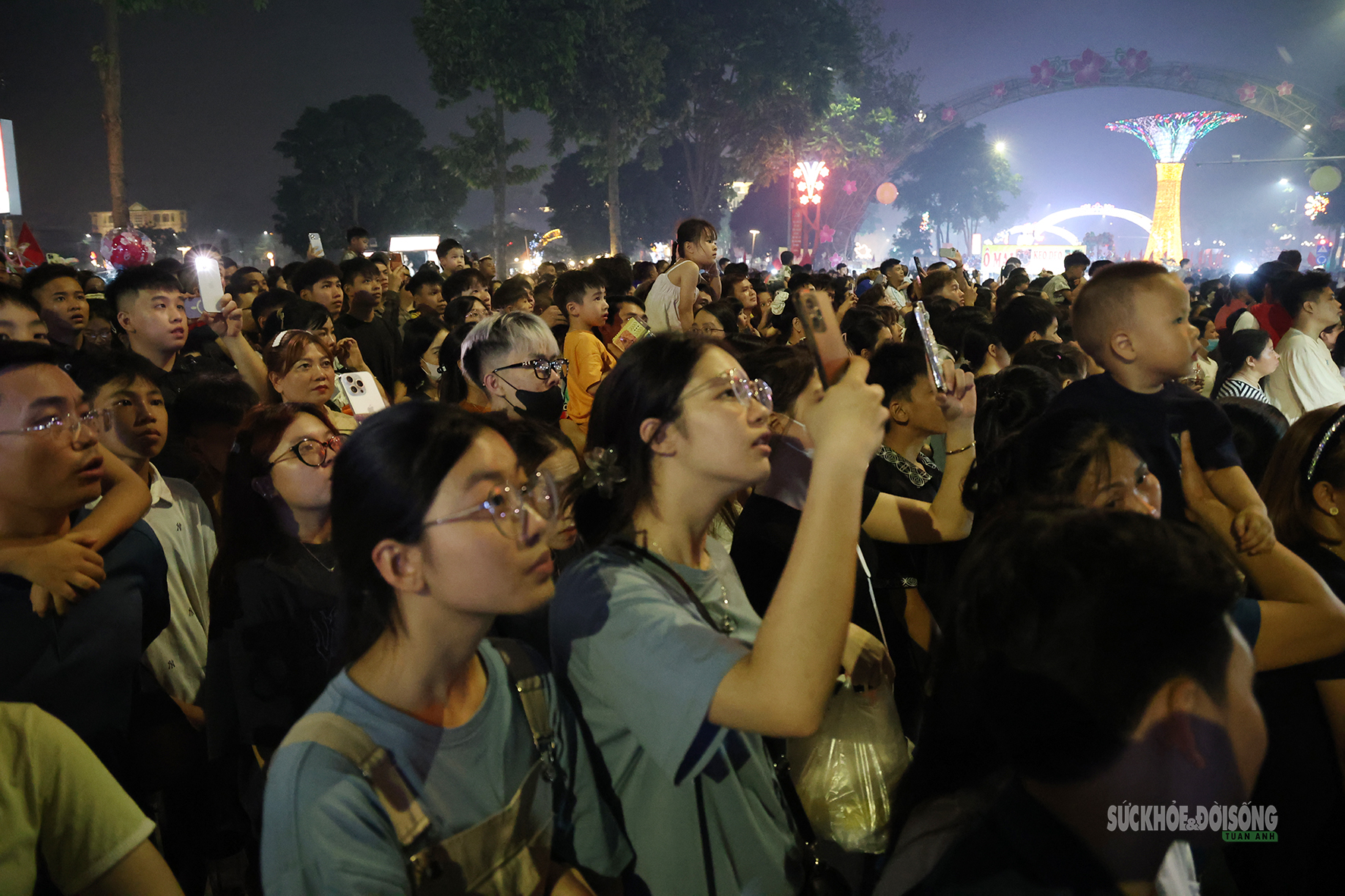 Pháo hoa rực sáng hồ Văn Lang, biển người reo vui trong đêm hội Đất Tổ- Ảnh 10.