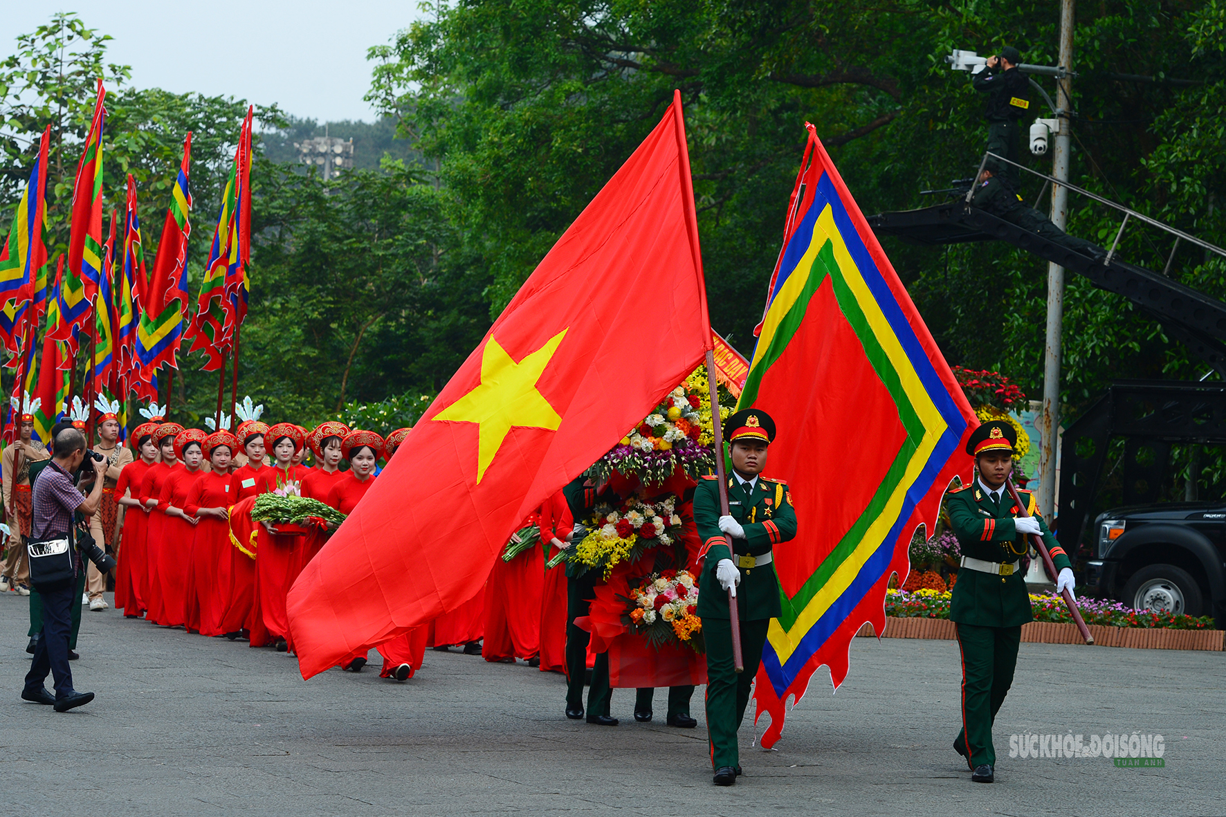 Biển người đổ về Đất Tổ ngày Giỗ Tổ Hùng Vương- Ảnh 3.