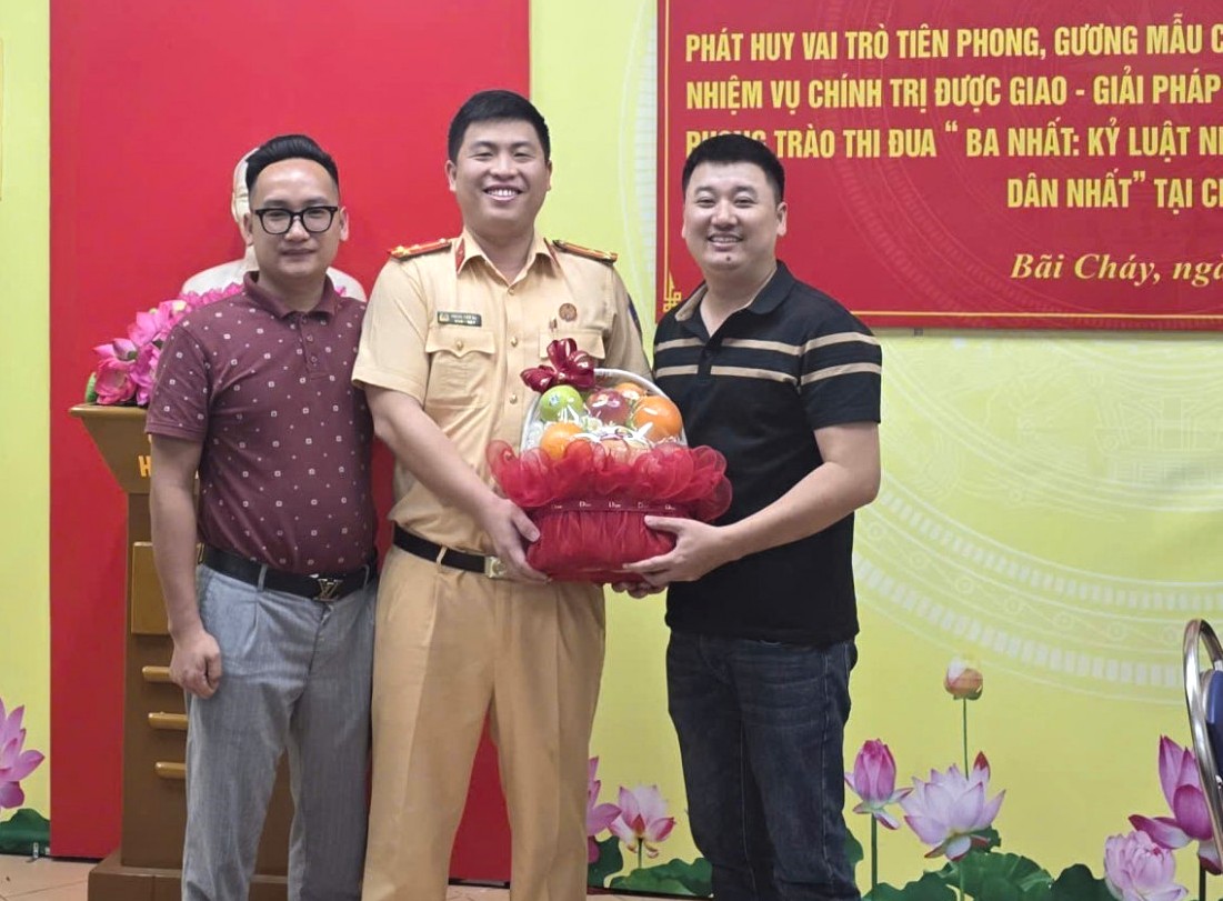 CSGT Quảng Ninh dùng xe đặc chủng mở đường đưa sản phụ chuyển dạ đến viện cấp cứu- Ảnh 2.