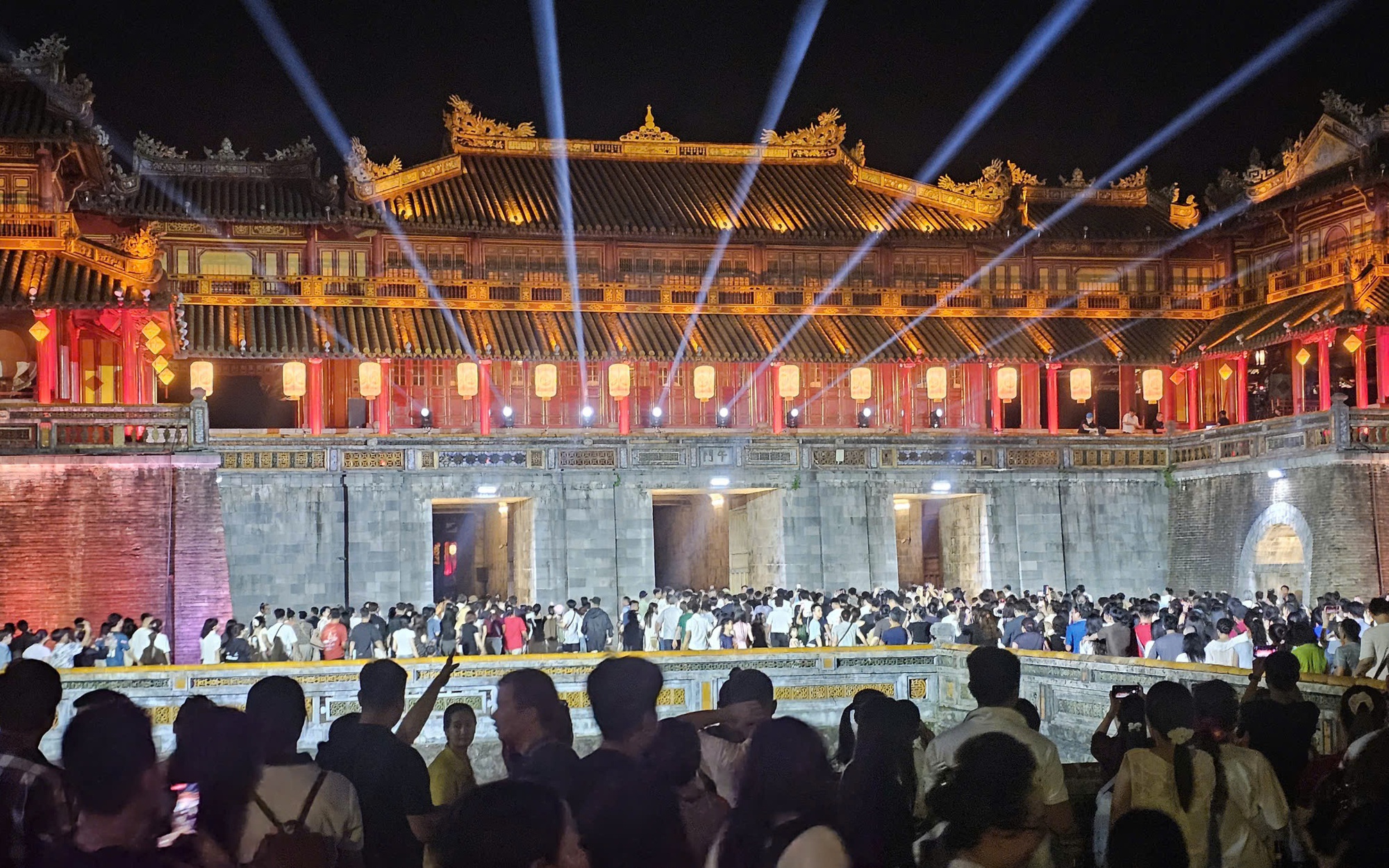 Dòng người "ùn ùn" tham quan Đại nội Huế dịp nghỉ lễ Giỗ Tổ, điều gì tạo nên sức hút?