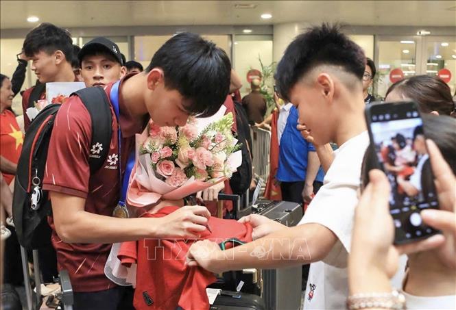 Đội tuyển U17 Việt Nam về nước sau chức vô địch Giải bóng đá U17 Đông Nam Á 2026- Ảnh 4.