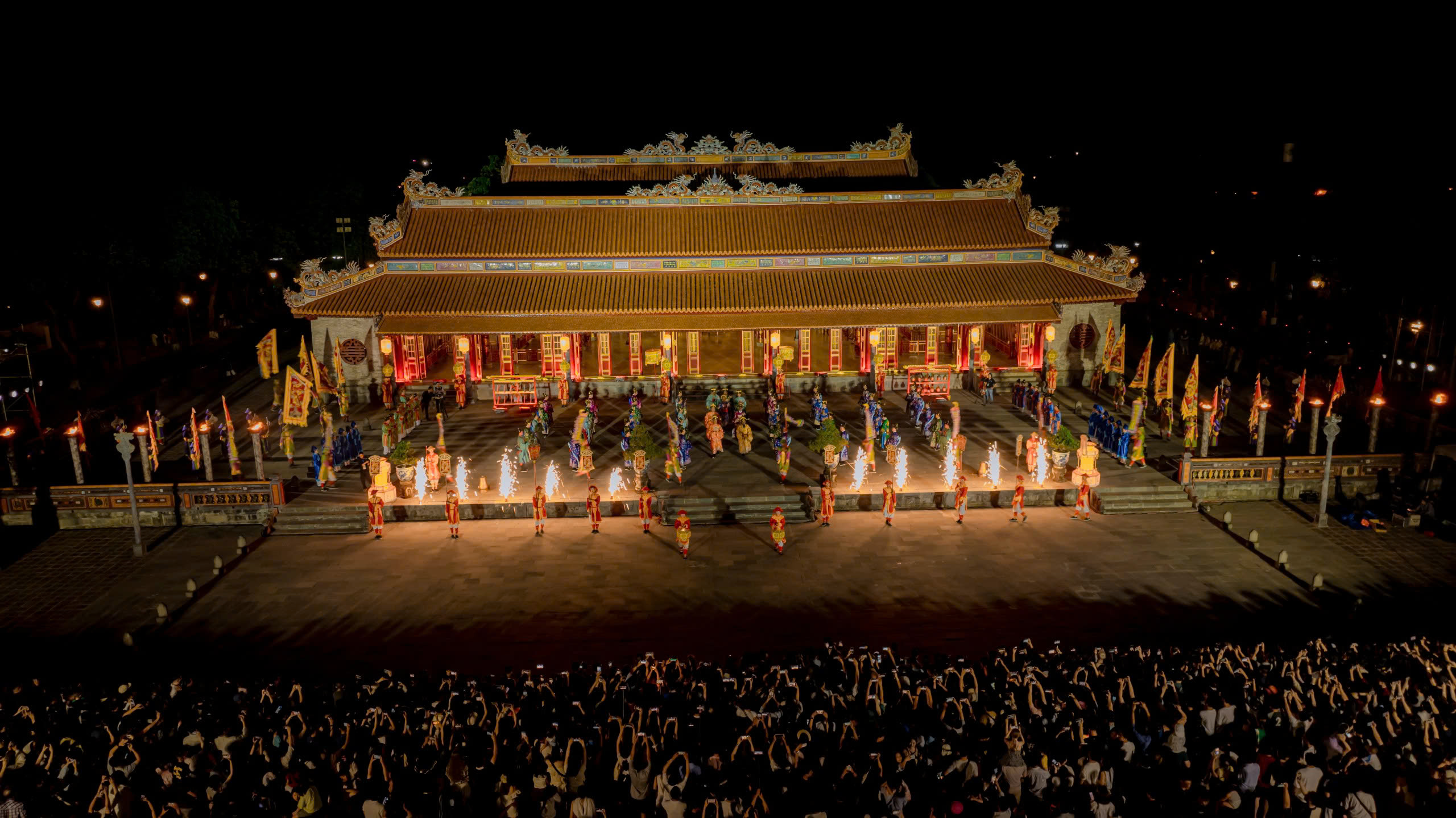 Dòng người 'ùn ùn' tham quan Đại nội Huế dịp nghỉ lễ Giỗ Tổ, điều gì tạo nên sức hút?- Ảnh 2.
