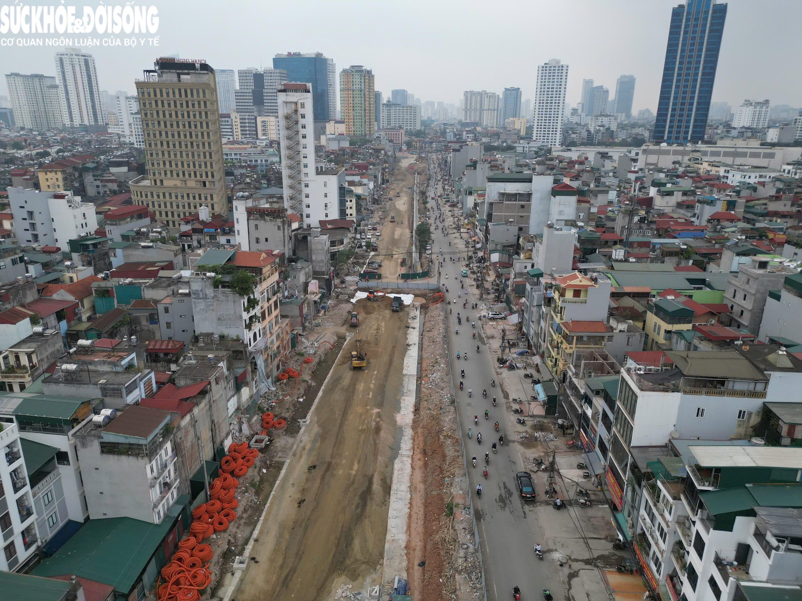 Cận cảnh khu vực cầu vượt Vành đai 1 xung đột với metro số 5 Văn Cao - Hòa Lạc - Ảnh 3.