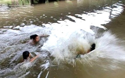 Đau lòng hai cháu nhỏ bị đuối nước khi tắm suối