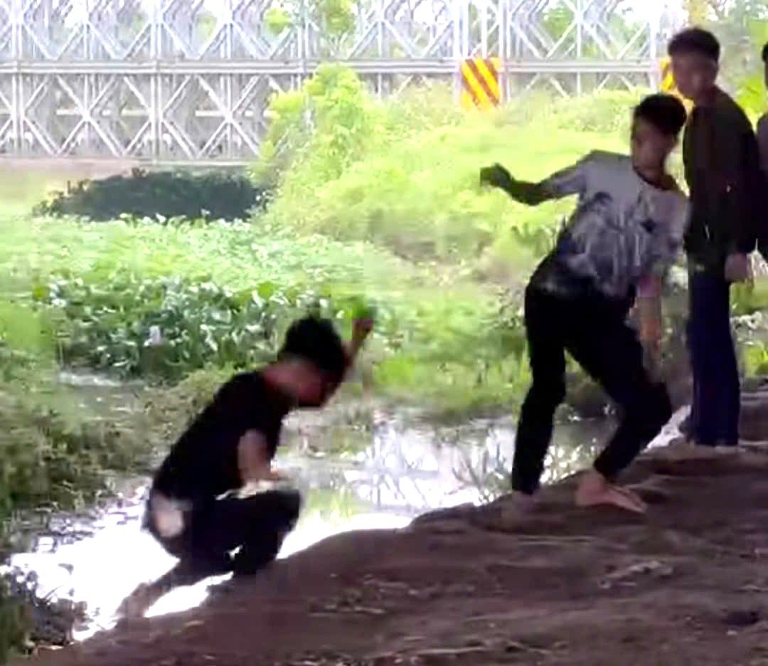 Xôn xao nhóm học sinh dùng gạch, đá, mũ bảo hiểm đánh nam sinh trường nghề- Ảnh 2.