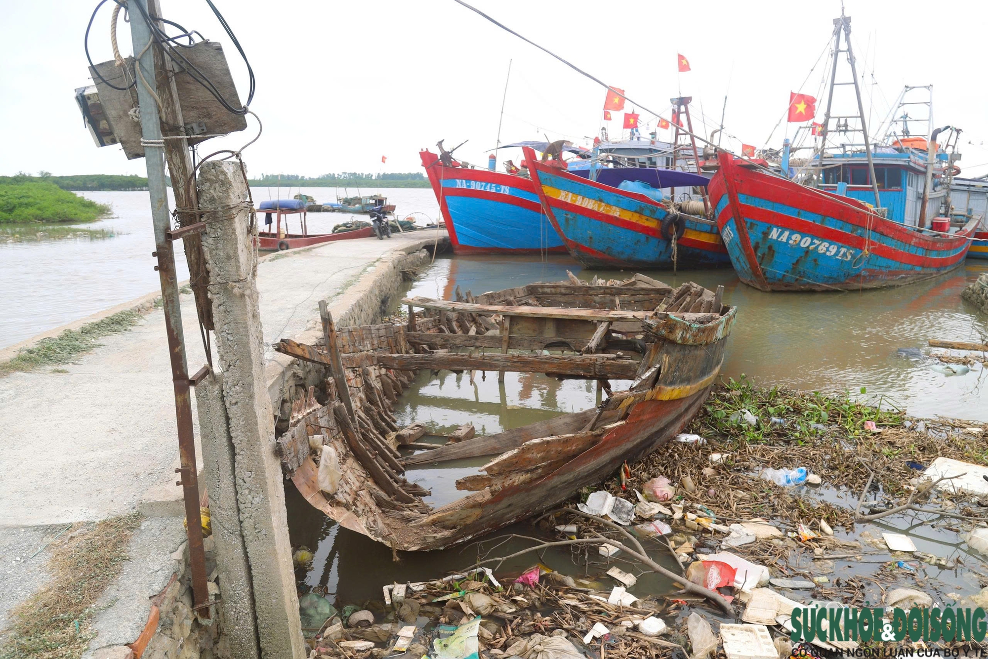 'Nghĩa địa tàu cá' làm khó ngư dân- Ảnh 1.