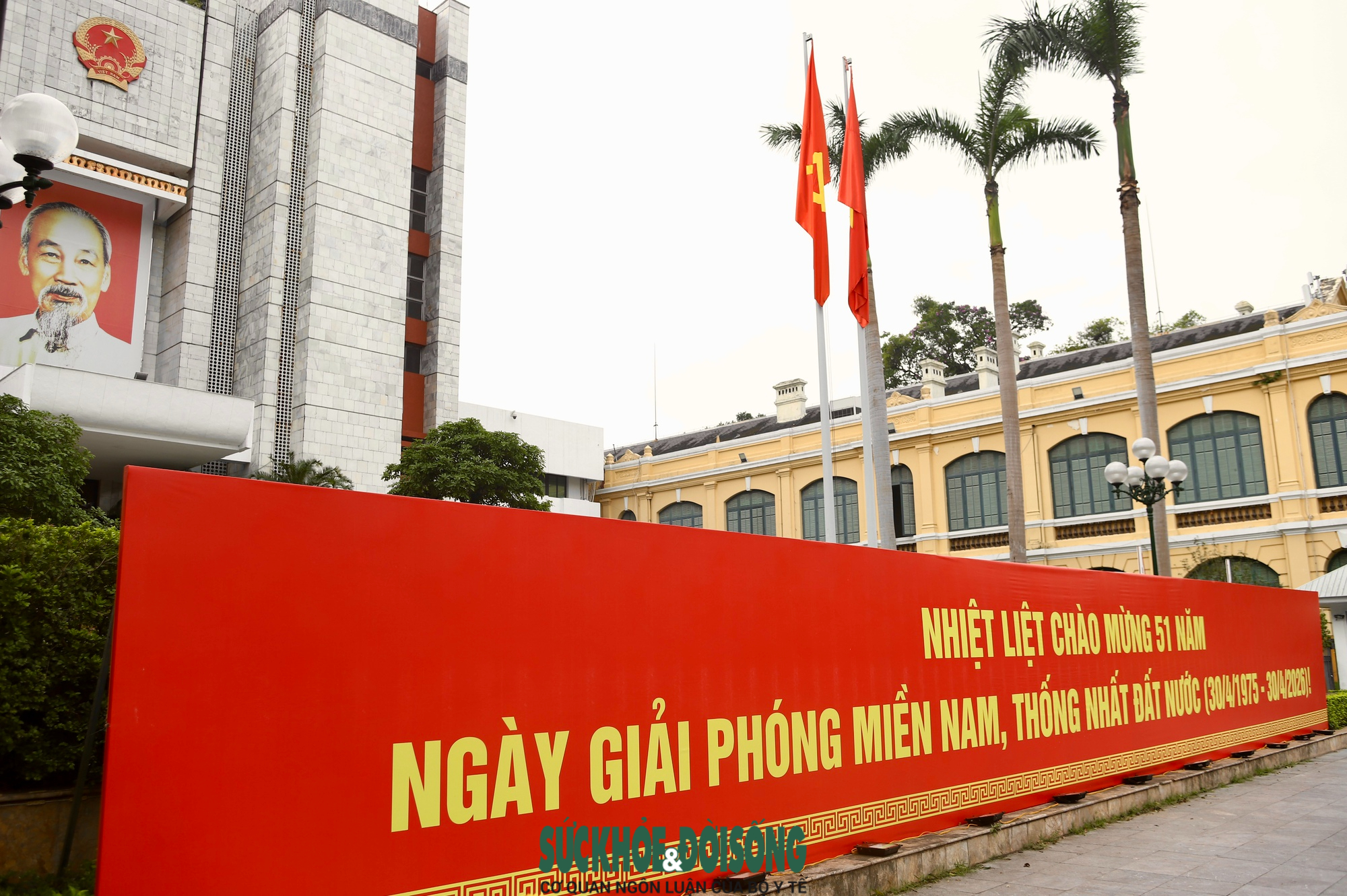 Phố phường Hà Nội rực rỡ cờ hoa hướng về ngày 30/4 và
Quốc tế Lao động 1/5- Ảnh 2.