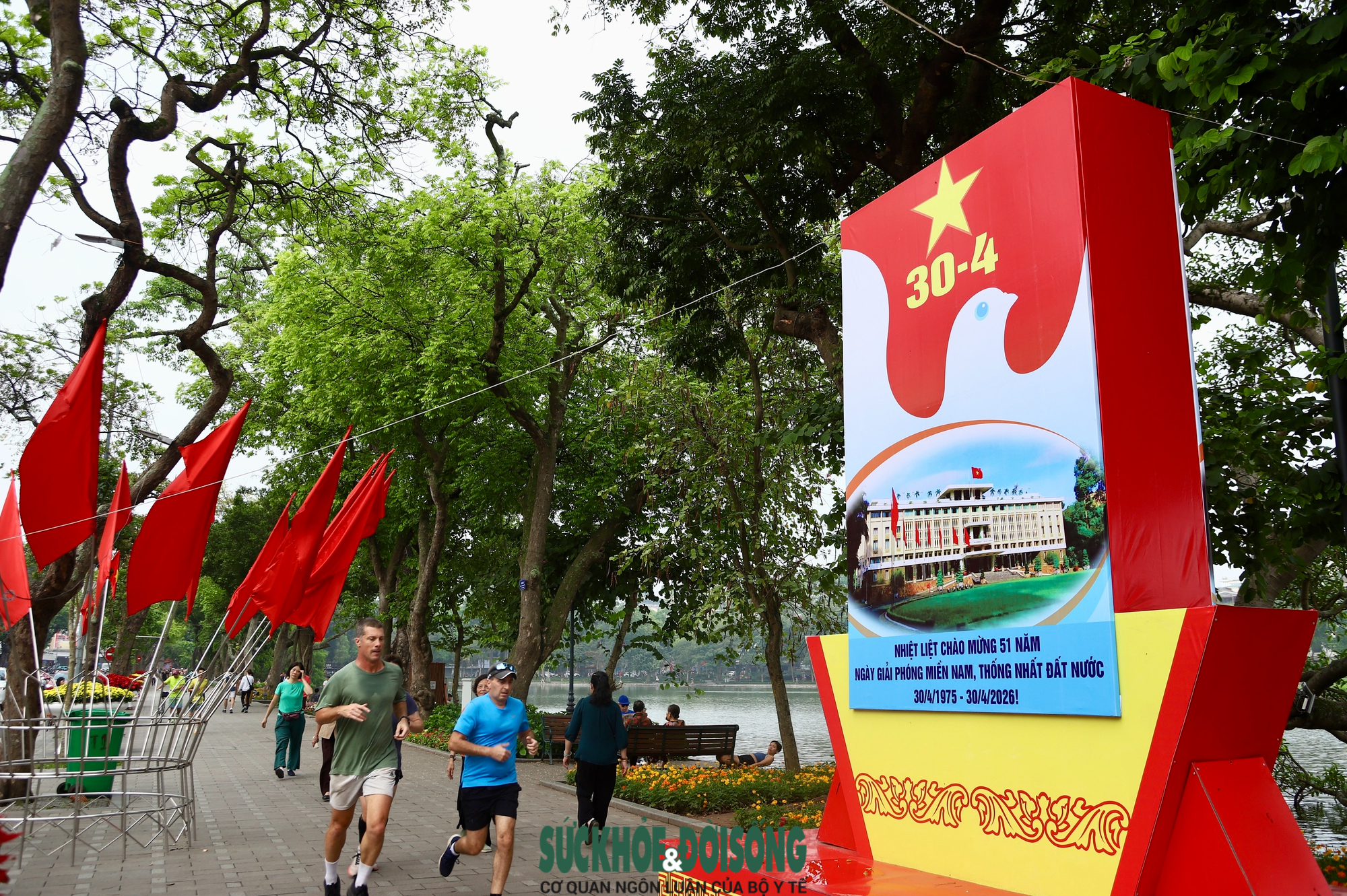 Phố phường Hà Nội rực rỡ cờ hoa hướng về ngày 30/4 và
Quốc tế Lao động 1/5- Ảnh 3.