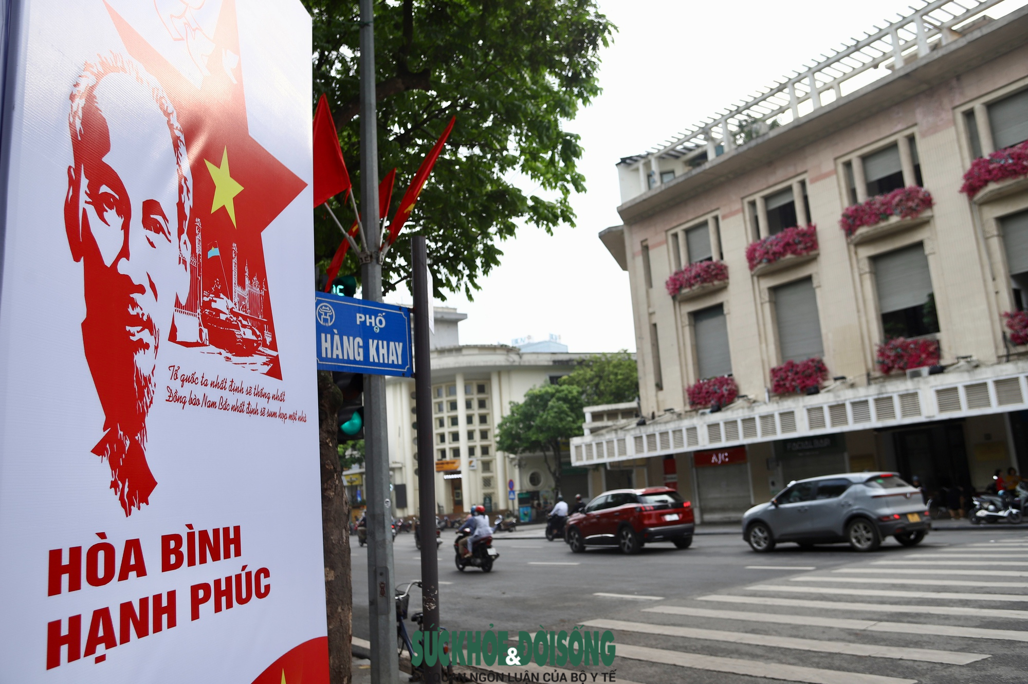 Phố phường Hà Nội rực rỡ cờ hoa hướng về ngày 30/4 và
Quốc tế Lao động 1/5- Ảnh 4.