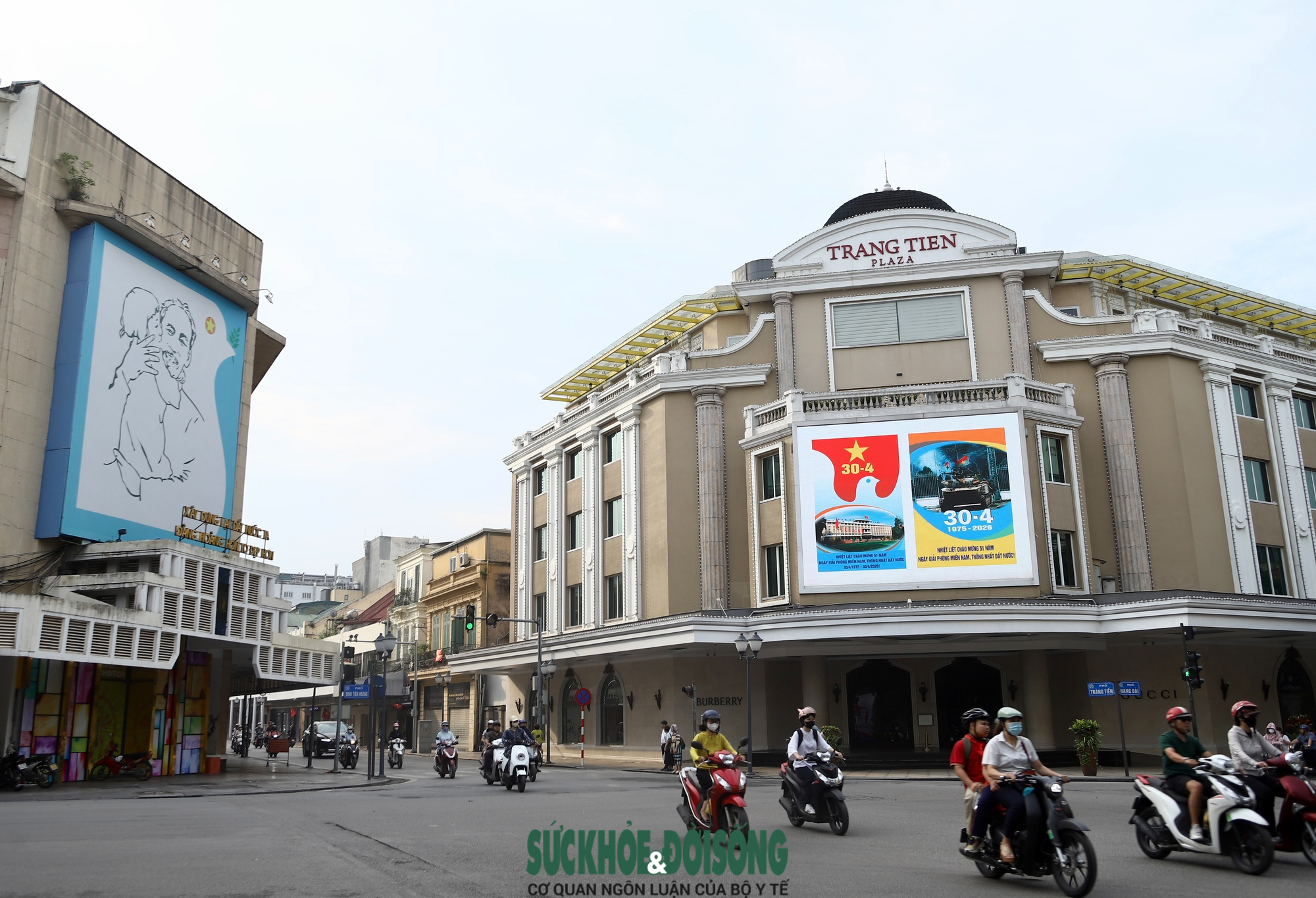 Phố phường Hà Nội rực rỡ cờ hoa hướng về ngày 30/4 và
Quốc tế Lao động 1/5- Ảnh 5.