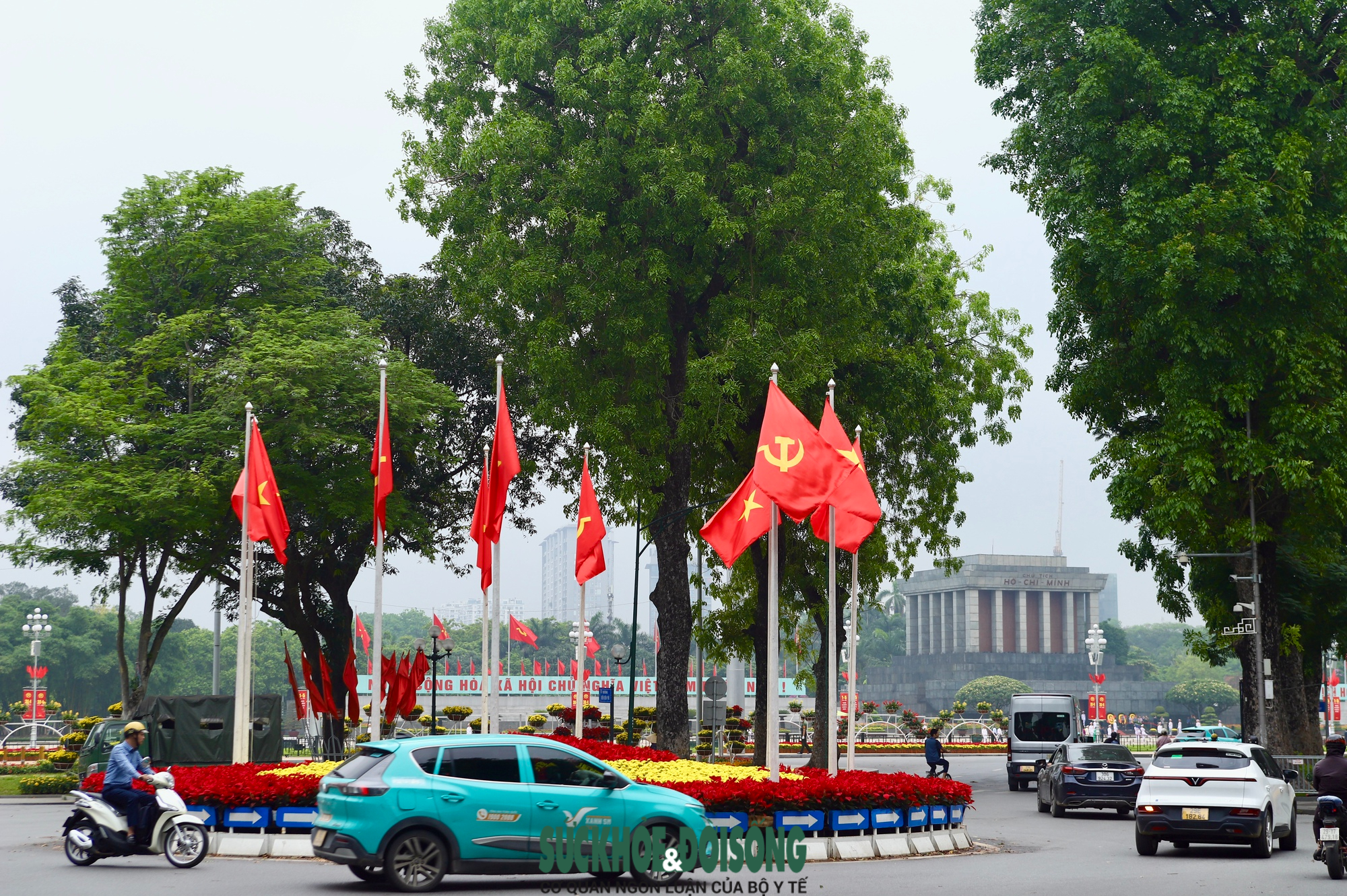 Phố phường Hà Nội rực rỡ cờ hoa hướng về ngày 30/4 và
Quốc tế Lao động 1/5- Ảnh 8.