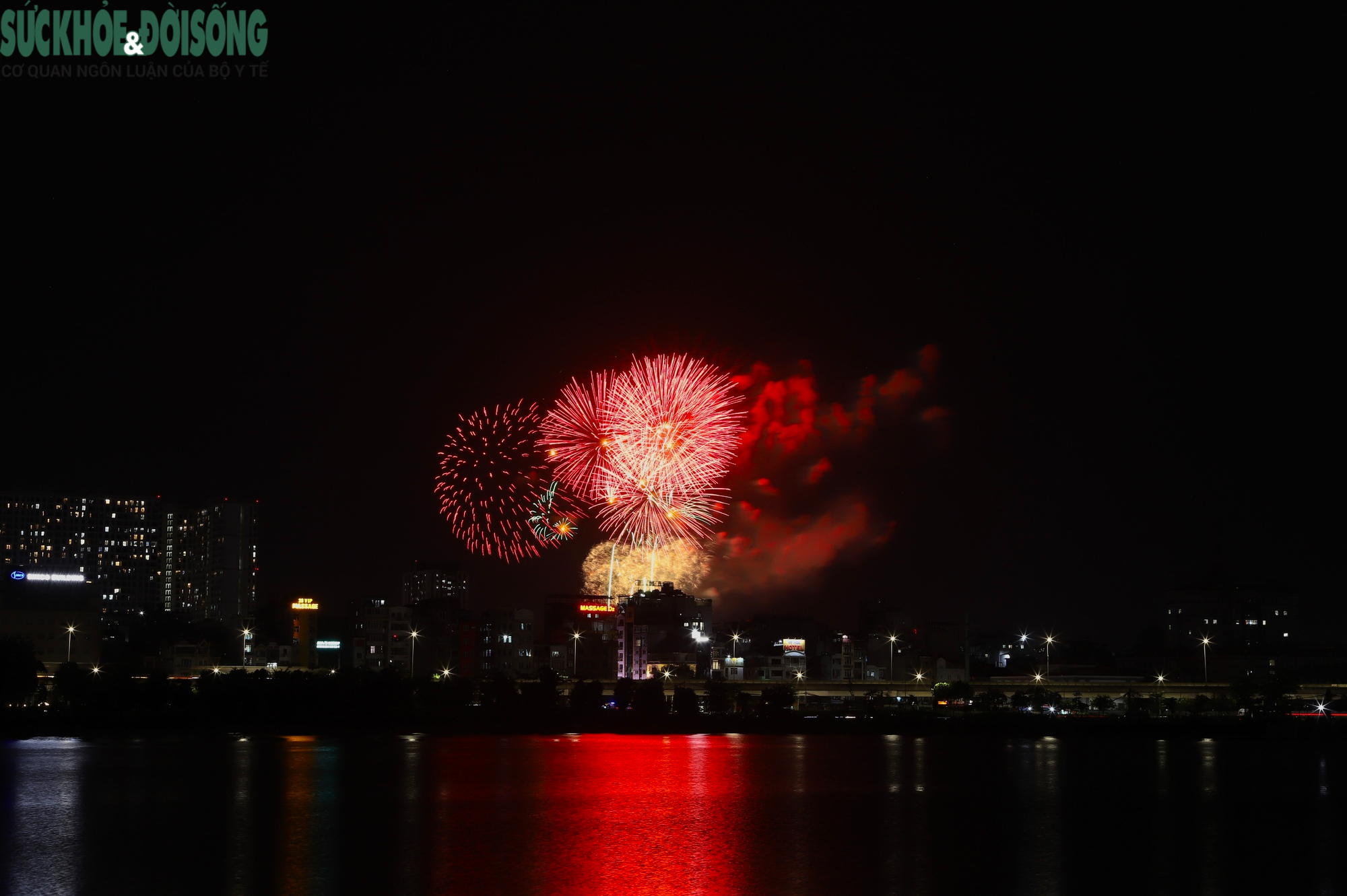 Ngắm pháo hoa rực sáng bầu trời Mỹ Đình trong đêm 'Âm vang Tổ quốc'- Ảnh 2.