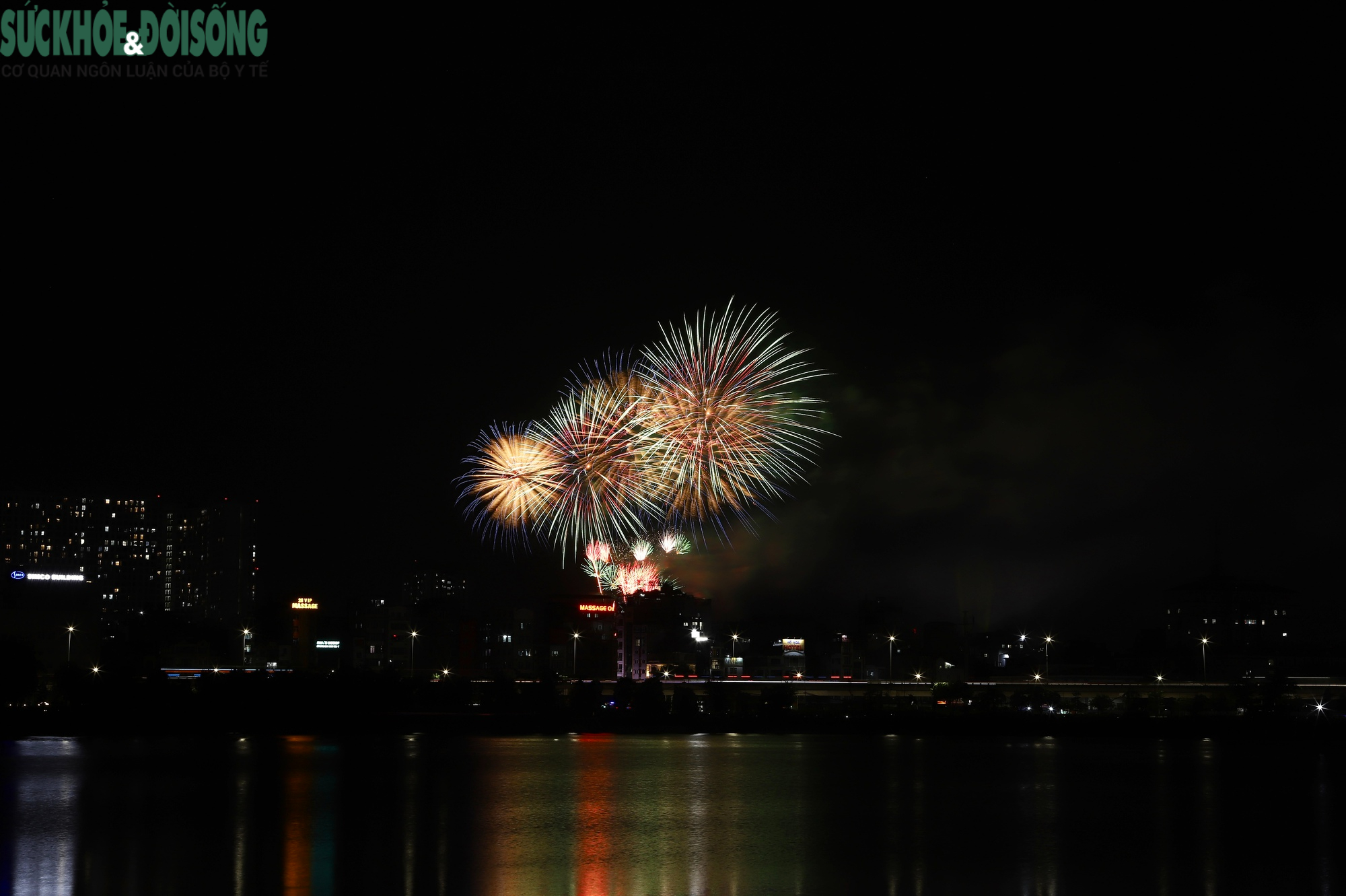 Ngắm pháo hoa rực sáng bầu trời Mỹ Đình trong đêm 'Âm vang Tổ quốc'- Ảnh 4.