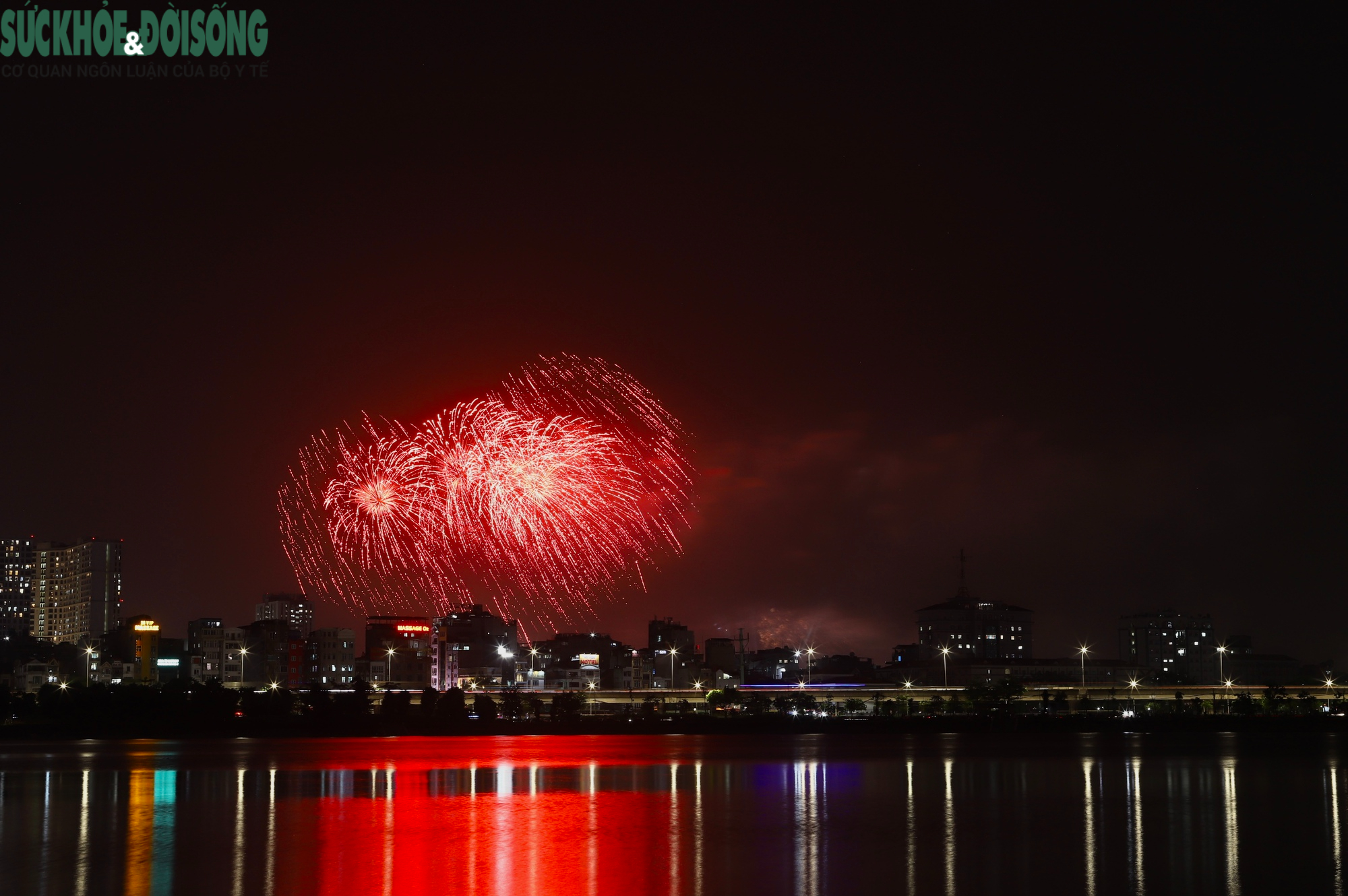 Ngắm pháo hoa rực sáng bầu trời Mỹ Đình trong đêm 'Âm vang Tổ quốc'- Ảnh 5.