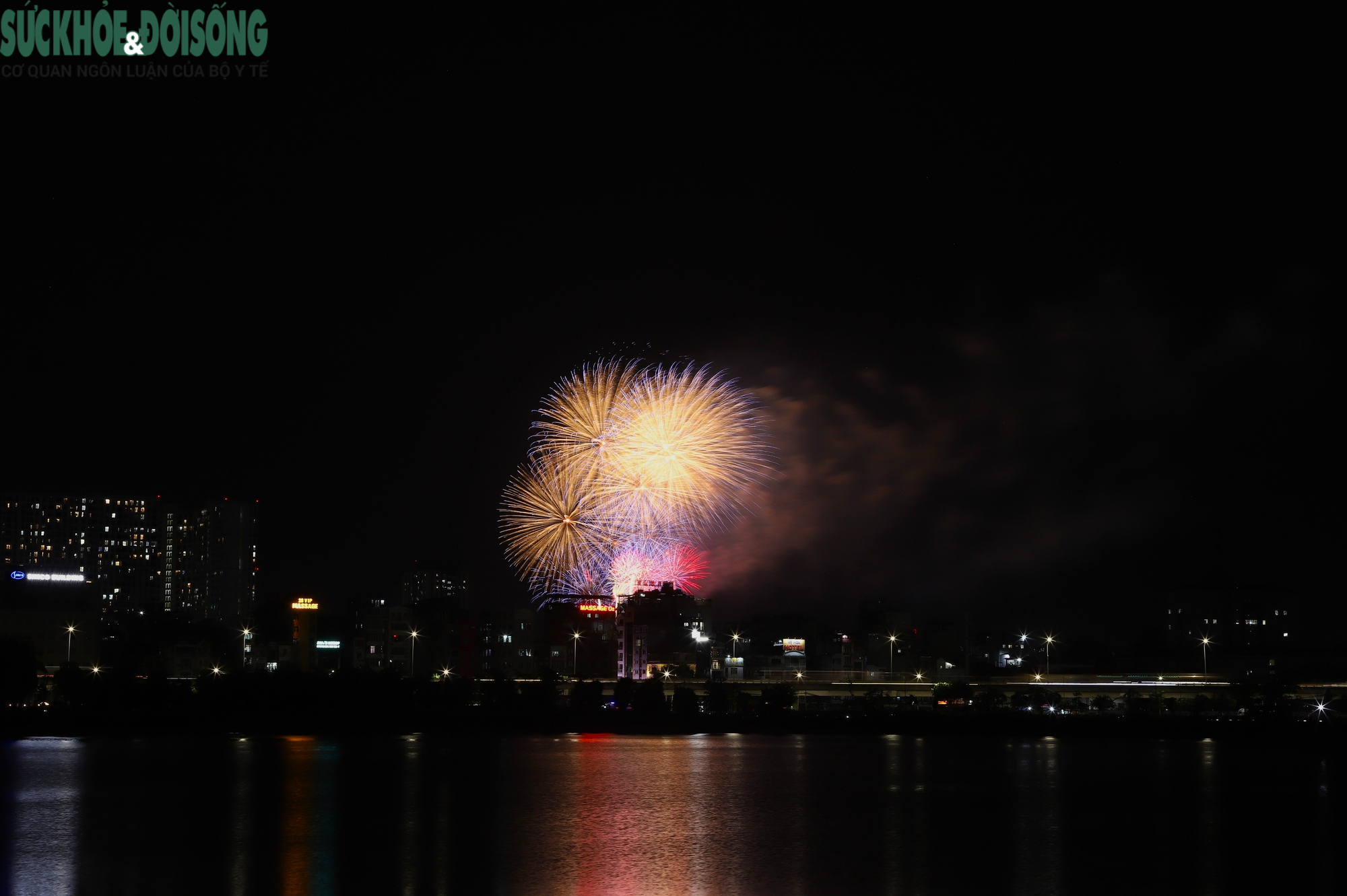 Ngắm pháo hoa rực sáng bầu trời Mỹ Đình trong đêm 'Âm vang Tổ quốc'- Ảnh 6.