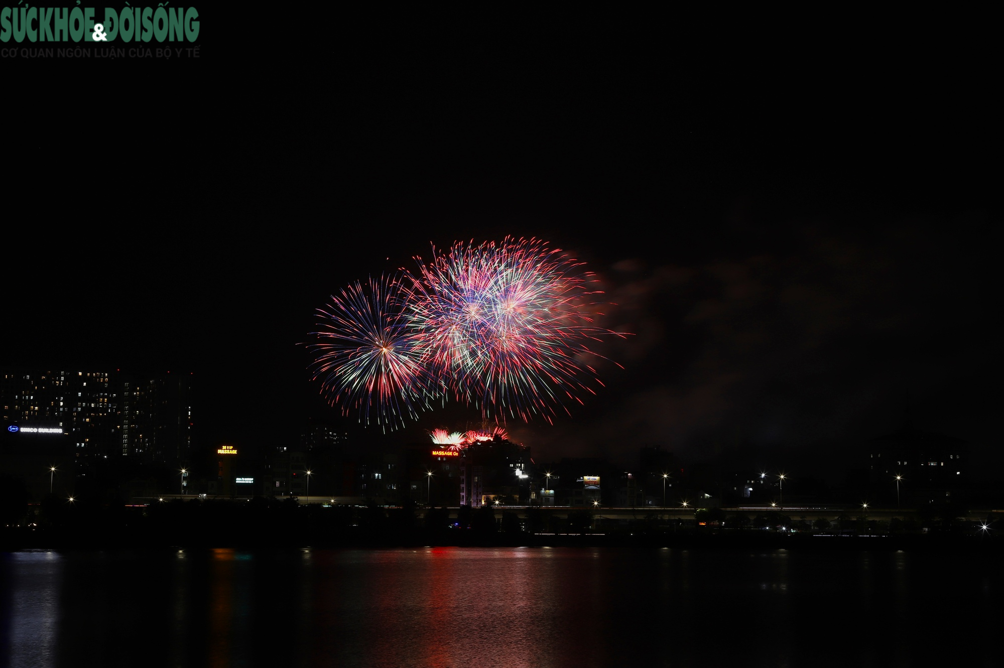 Ngắm pháo hoa rực sáng bầu trời Mỹ Đình trong đêm 'Âm vang Tổ quốc'- Ảnh 7.