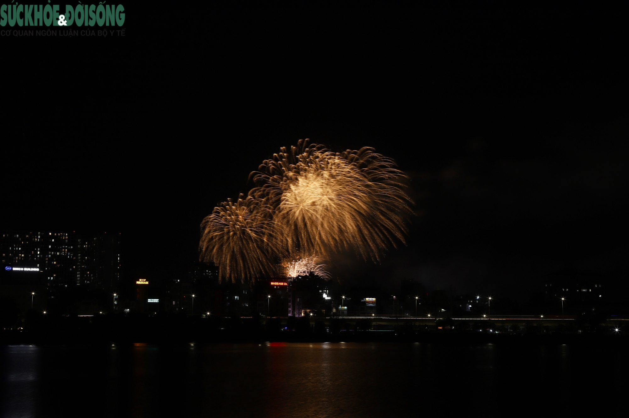 Ngắm pháo hoa rực sáng bầu trời Mỹ Đình trong đêm 'Âm vang Tổ quốc'- Ảnh 8.