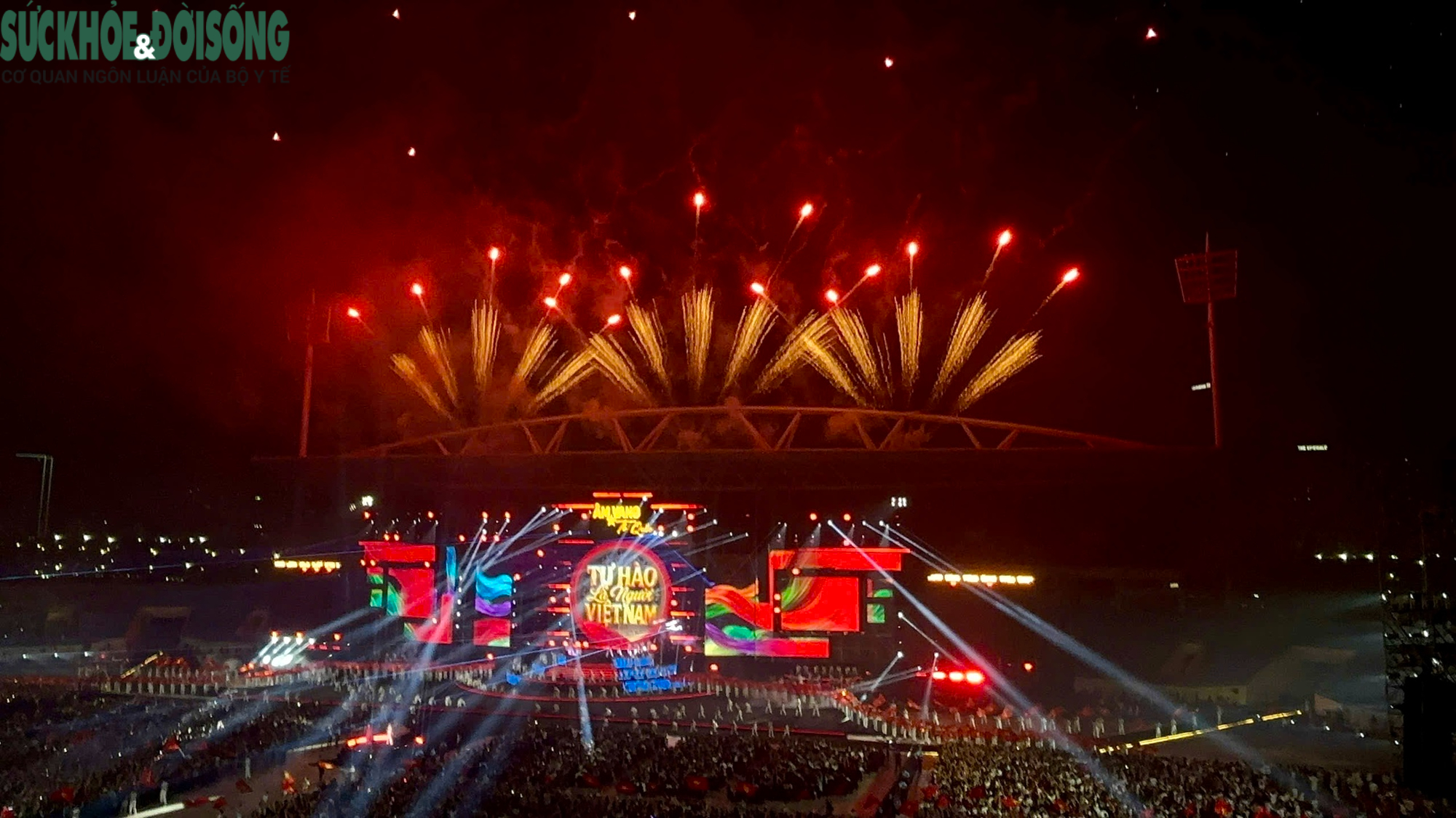 Ngắm pháo hoa rực sáng bầu trời Mỹ Đình trong đêm 'Âm vang Tổ quốc'- Ảnh 9.