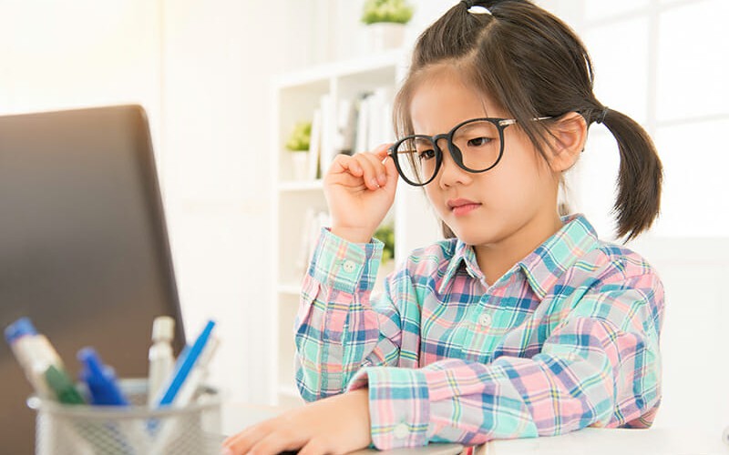 Những thói quen giúp trẻ giảm nguy cơ cận thị - Ảnh 3. Trẻ em đối mặt nguy cơ cận thị sớm do lạm dụng thiết bị điện tử