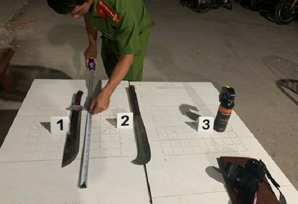 Sau cuộc nhậu, nhóm thanh thiếu niên mang dao đi giải quyết mâu thuẫn, người vô can lãnh hậu quả- Ảnh 2.