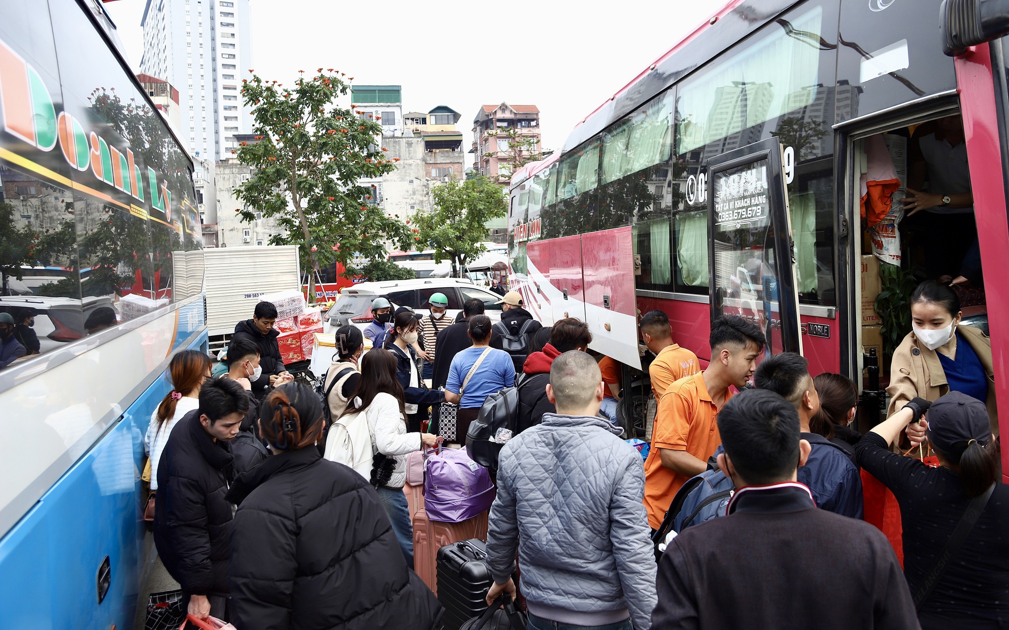 Cận cảnh công tác an ninh, làm thủ tục bay dịp nghỉ lễ 30/4- Ảnh 1.