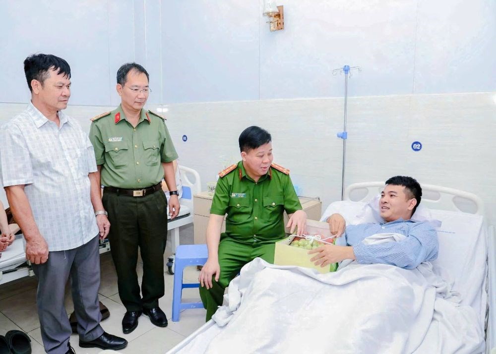 Hai cán bộ, chiến sĩ Công an Hải Phòng bị thương khi đang làm nhiệm vụ- Ảnh 1.