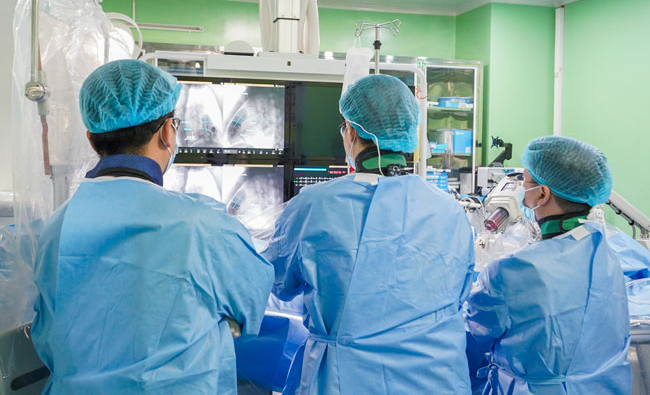 Thay van động mạch phổi qua da thành công cho bé gái 14 tuổi mắc tim bẩm sinh phức tạp, không phải mổ tim mở lần hai- Ảnh 1.