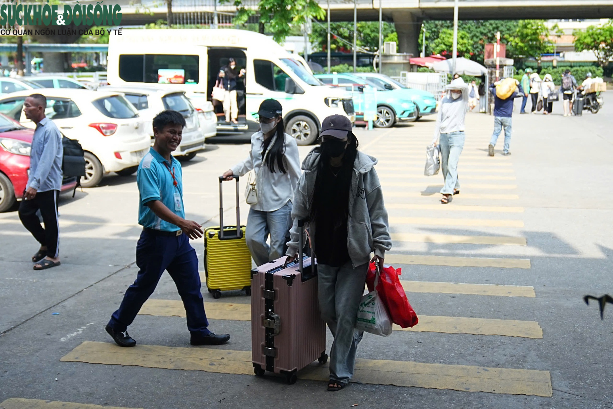 Bến xe Hà Nội đông nghịt khách trước kỳ nghỉ lễ 30/4- Ảnh 3.