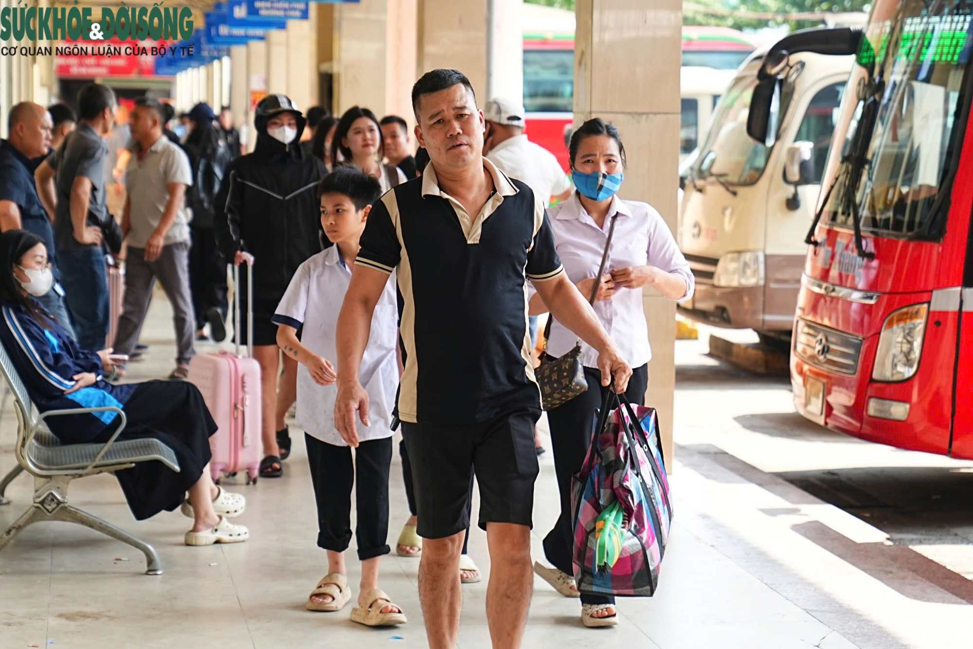 Bến xe Hà Nội đông nghịt khách trước kỳ nghỉ lễ 30/4- Ảnh 8.